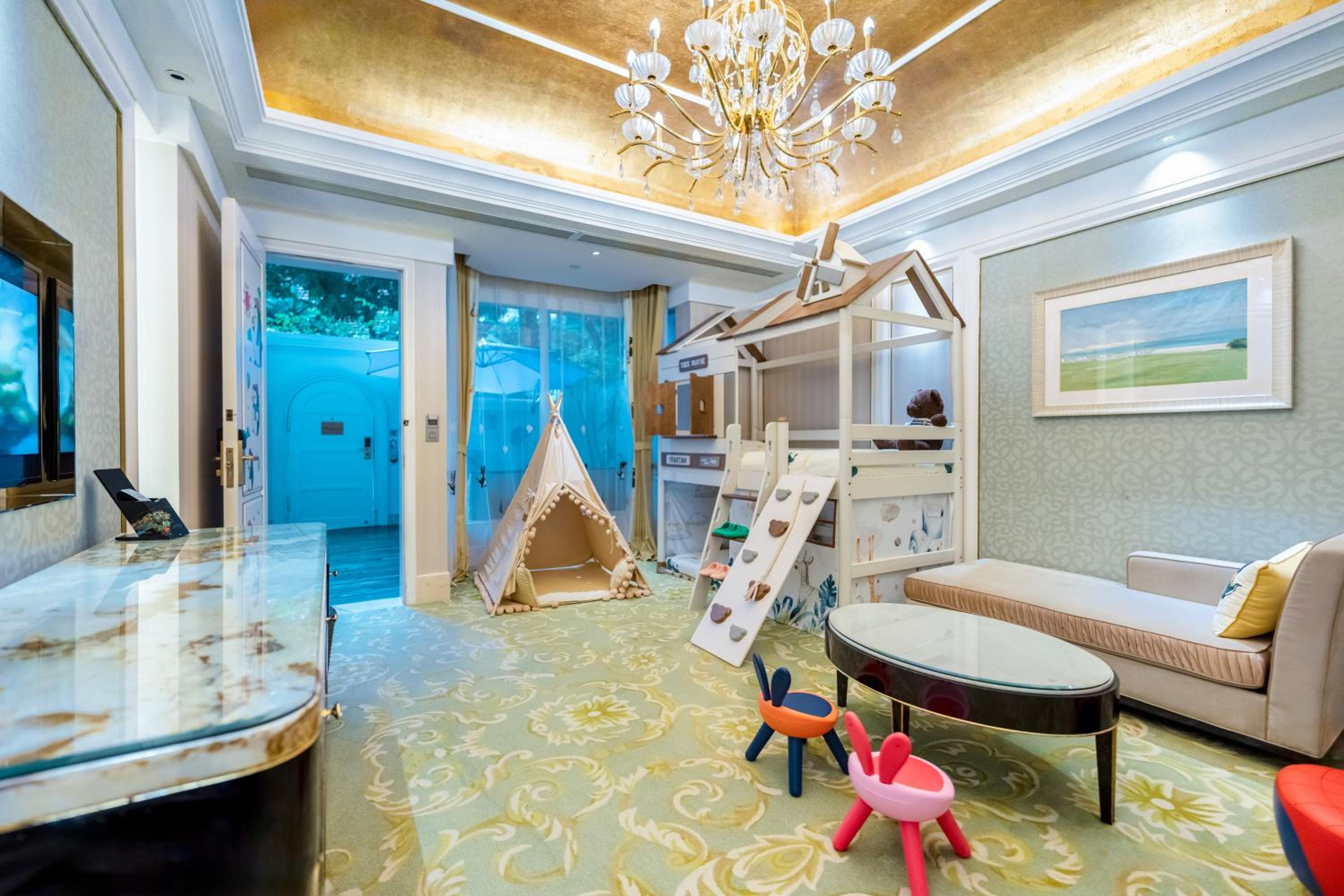 One-Bedroom King Suite with One Bunk Bed - Kids Theme with Courtyard View thumbnail 5