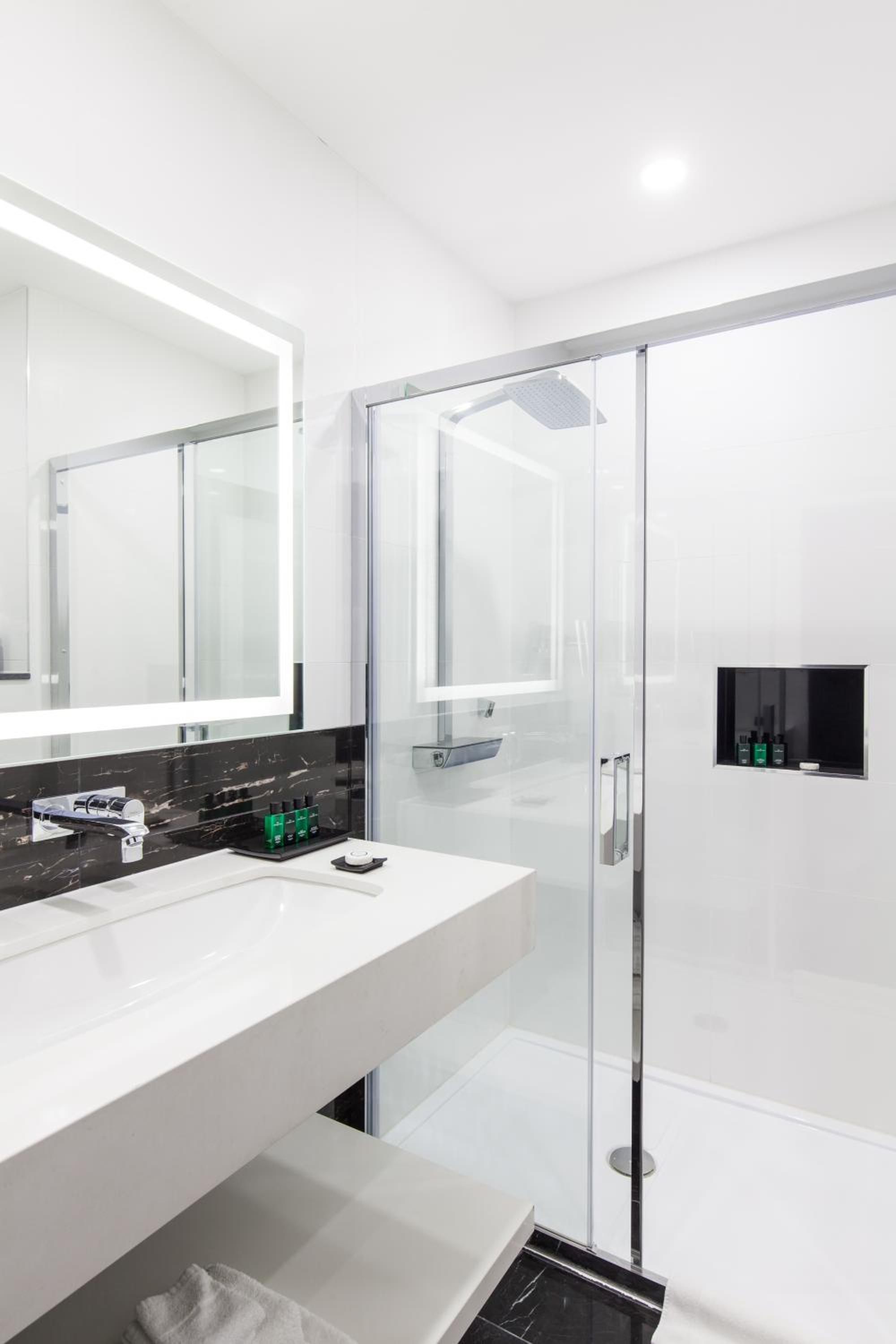 Superior Double Room thumbnail 5