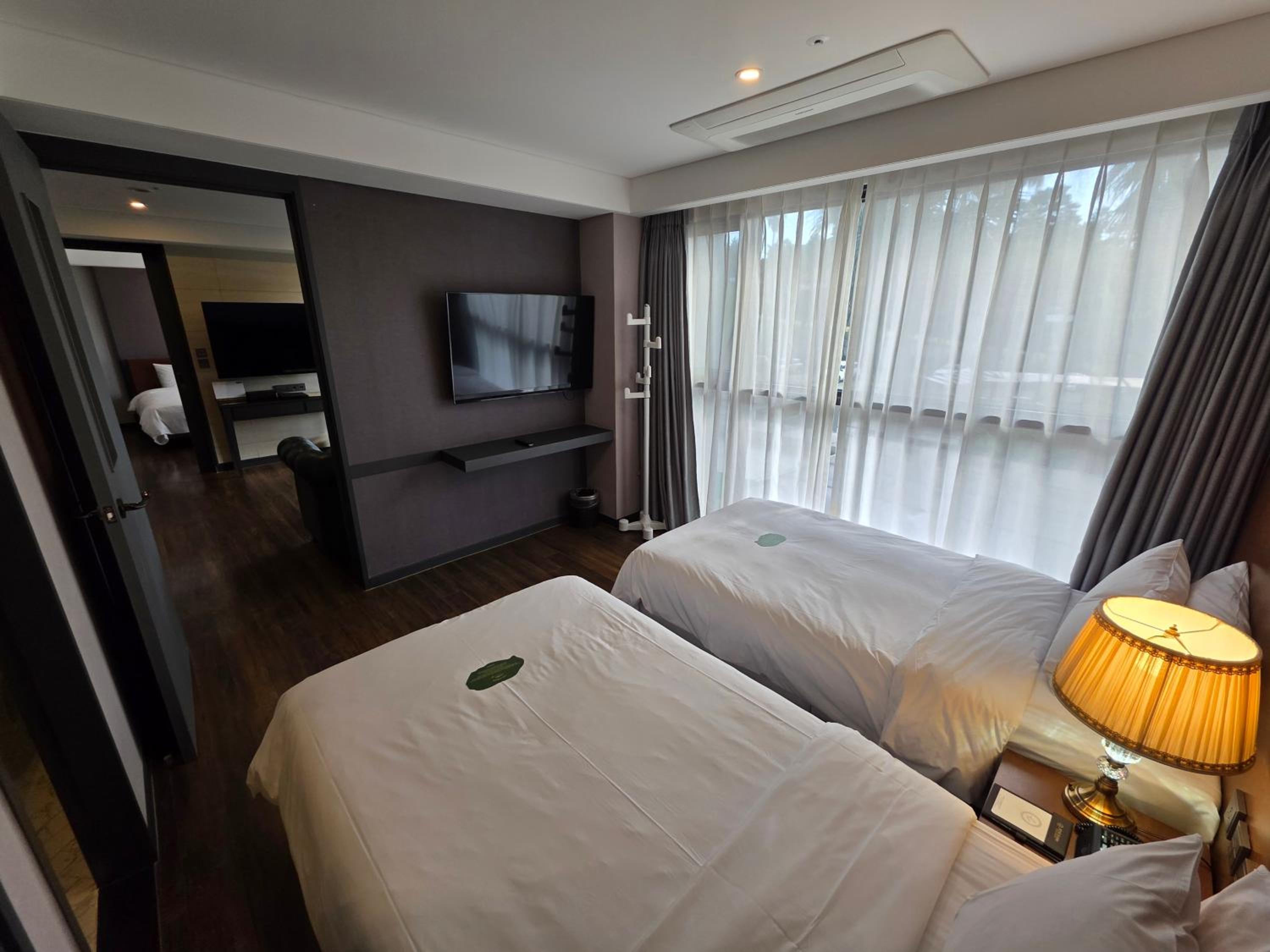 [Limited Offer] Family Suite B