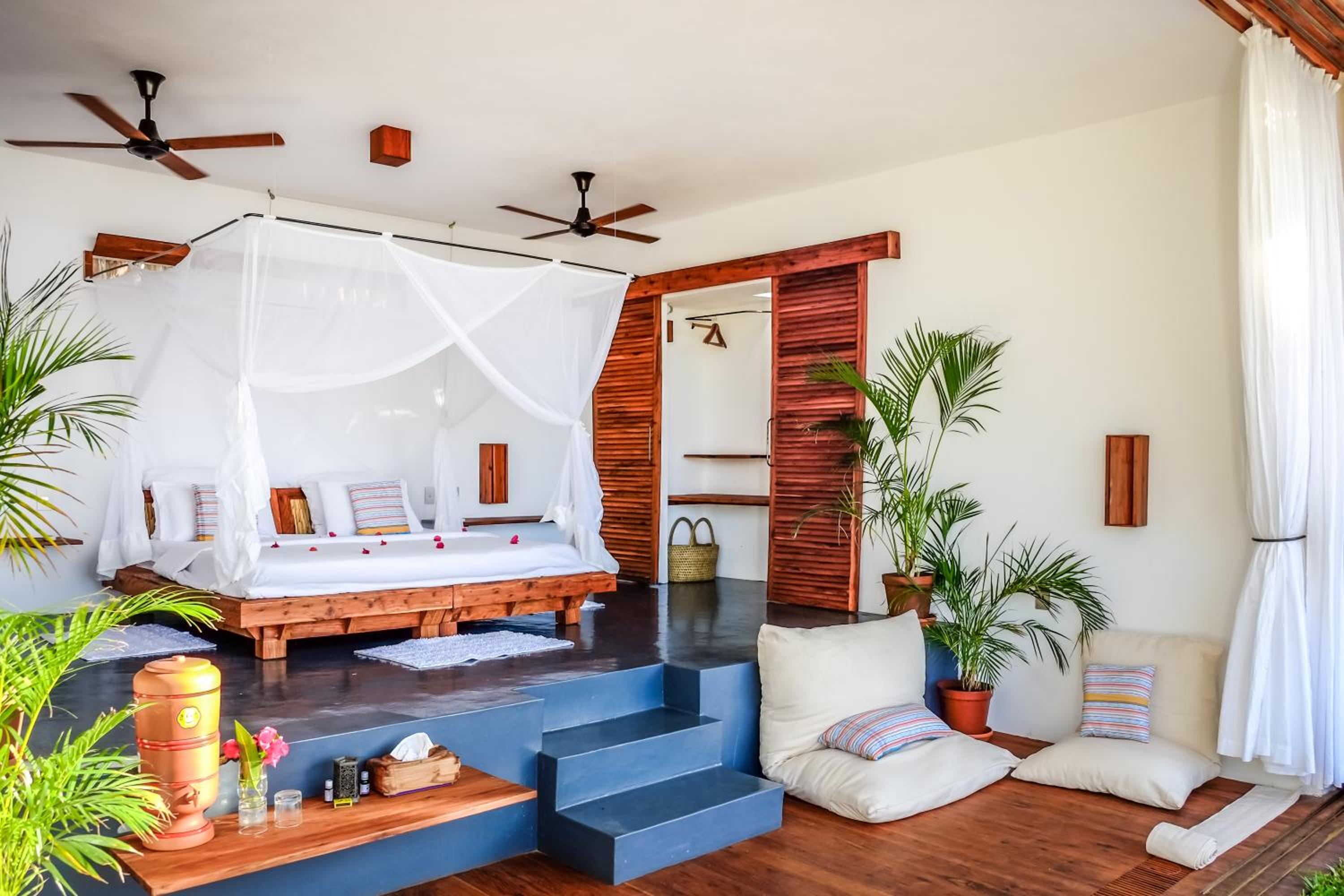 Deluxe Double Room with Side Sea View photo 2
