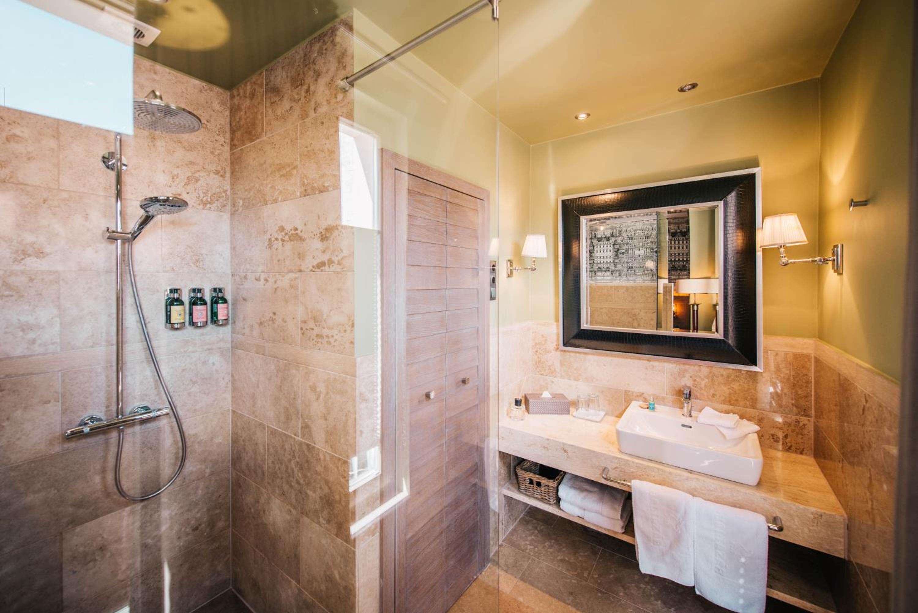Deluxe Double or Twin Room - Photo 6