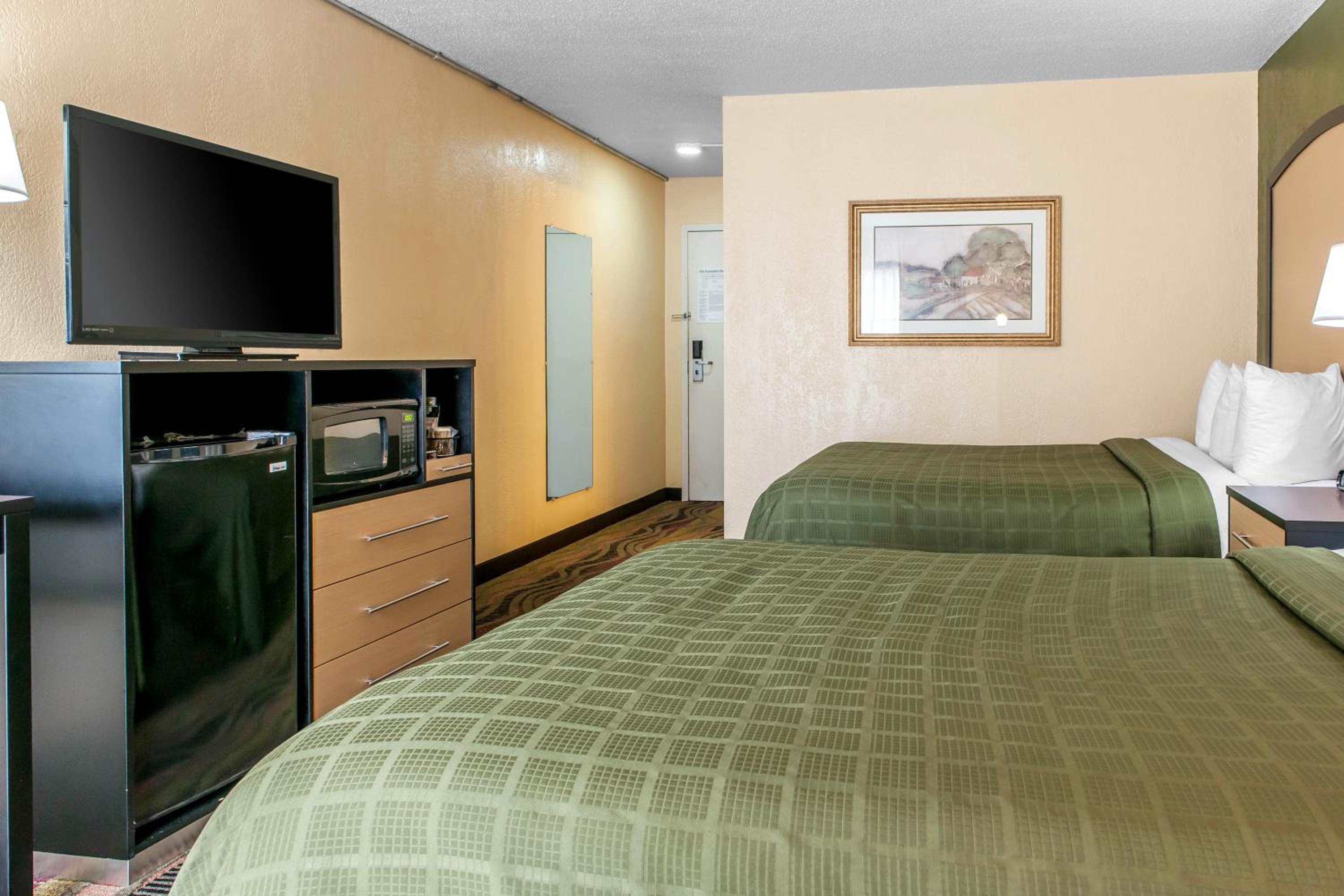 Queen Room with Two Queen Beds - Non-Smoking - Photo 4