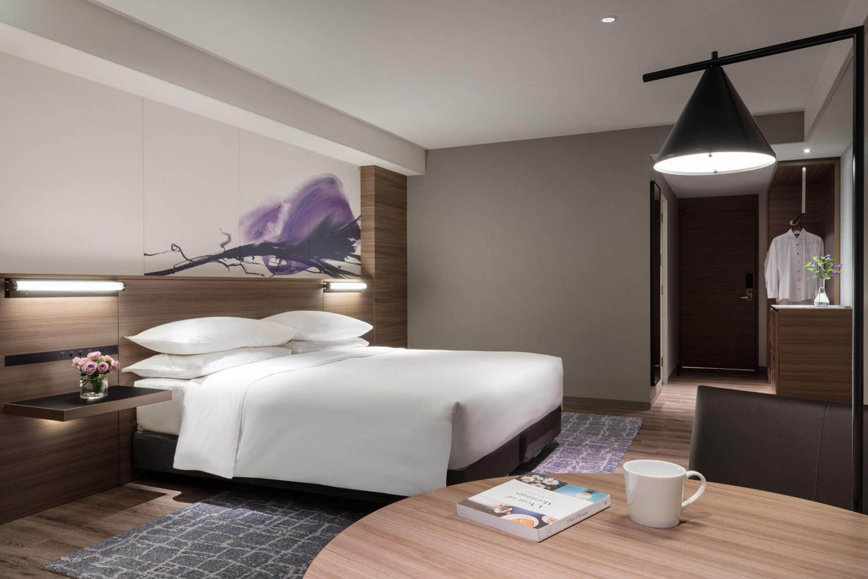 Deluxe King Room with Sofa Bed and Lake View photo 2