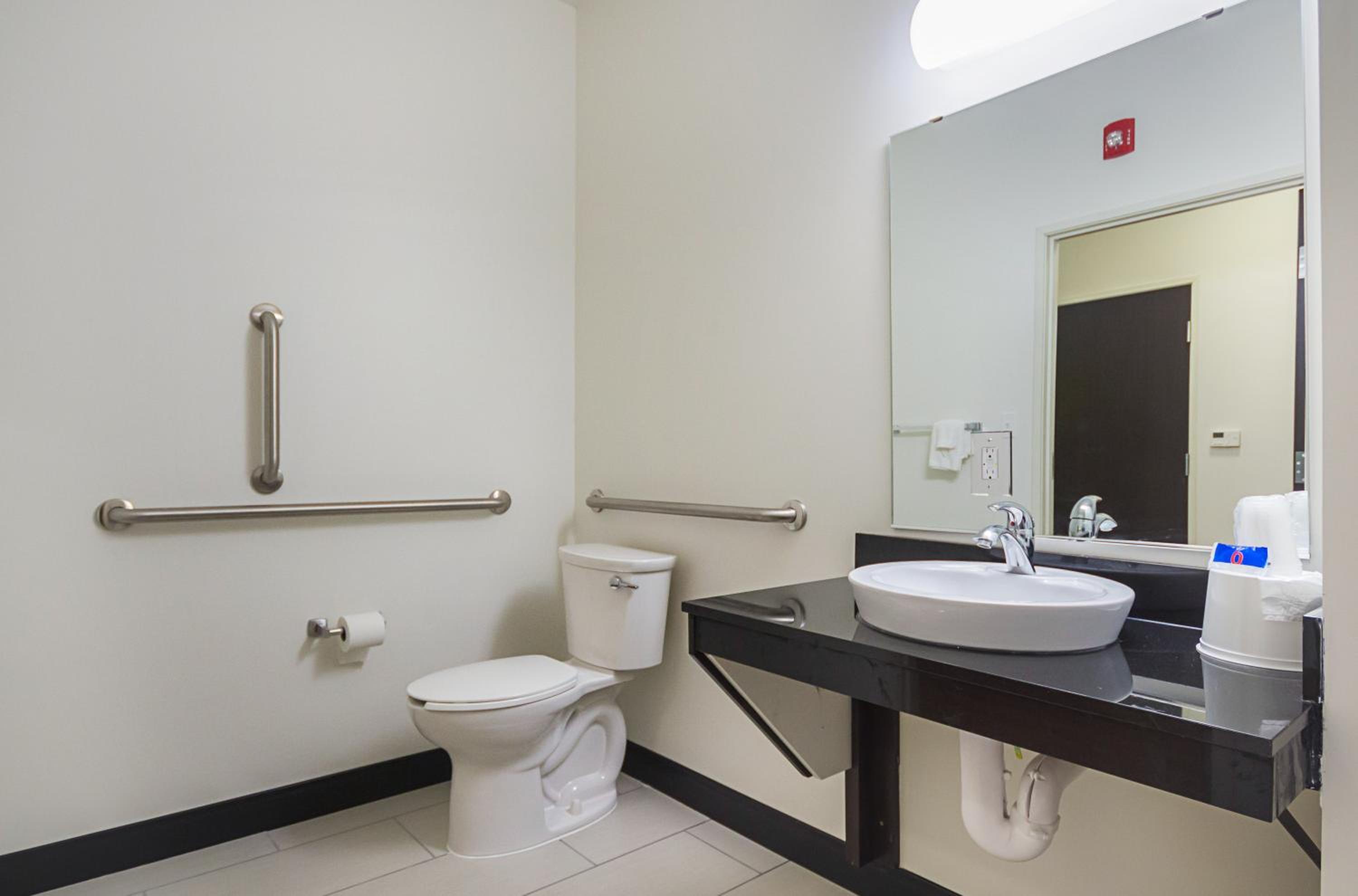Queen Room with Two Queen Beds - Disability Access - Photo 2