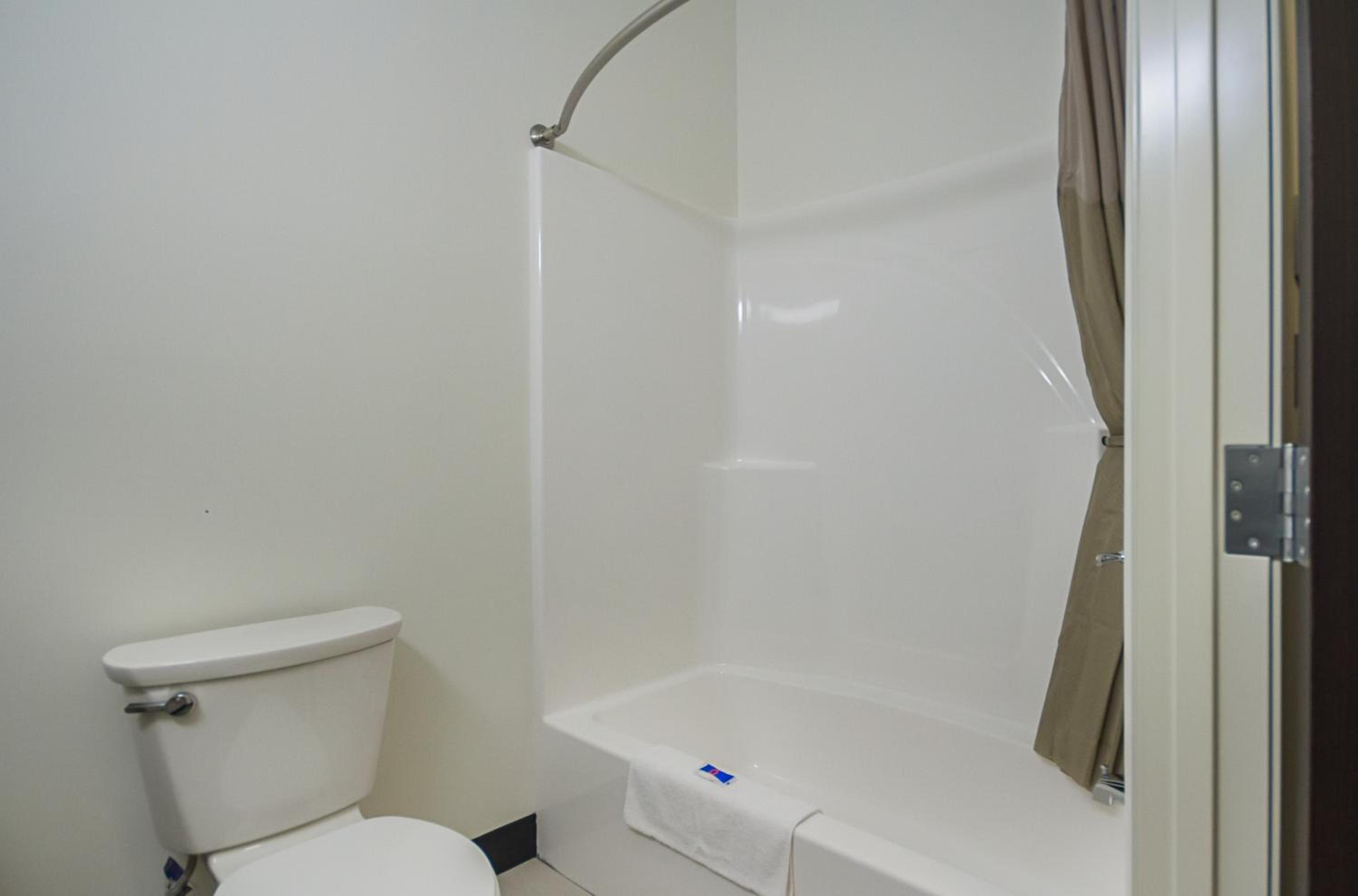 Queen Room with Two Queen Beds - Disability Access - Photo 3