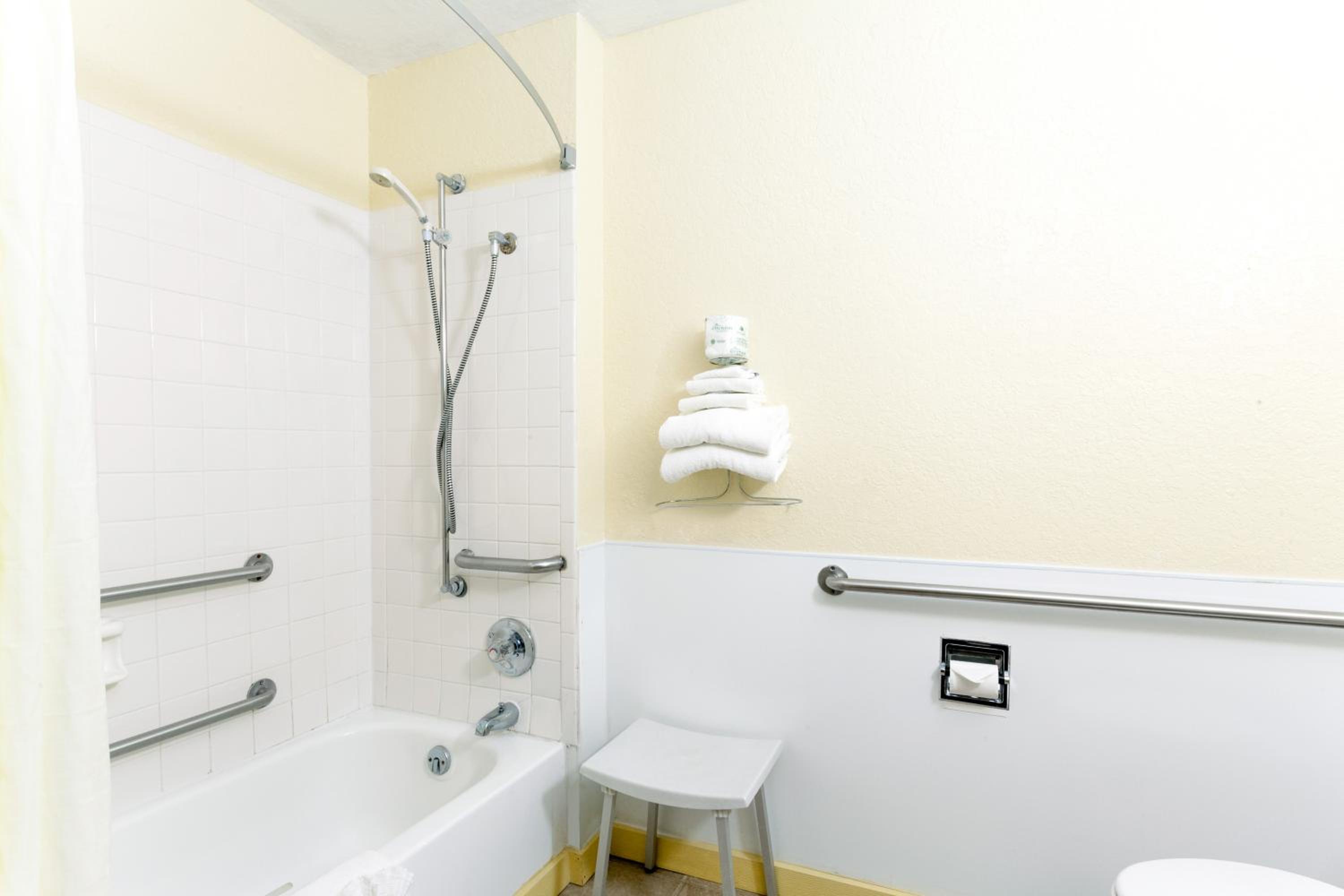 Queen Room with Bath Tub - Mobility/Hearing Accessible - Non-Smoking - Photo 2