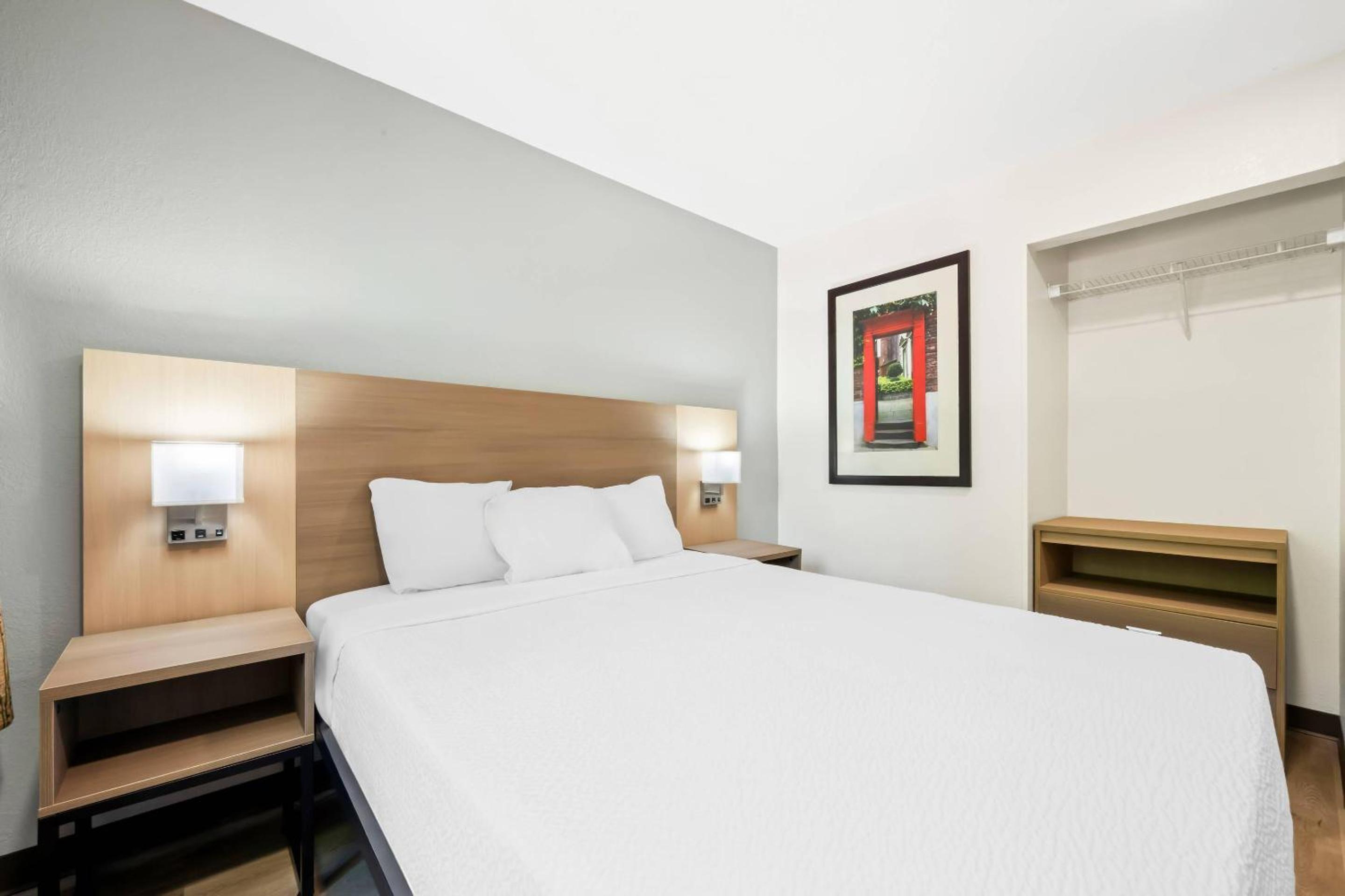 1 Bedroom Apartment Suite, Full Kitchen photo 2