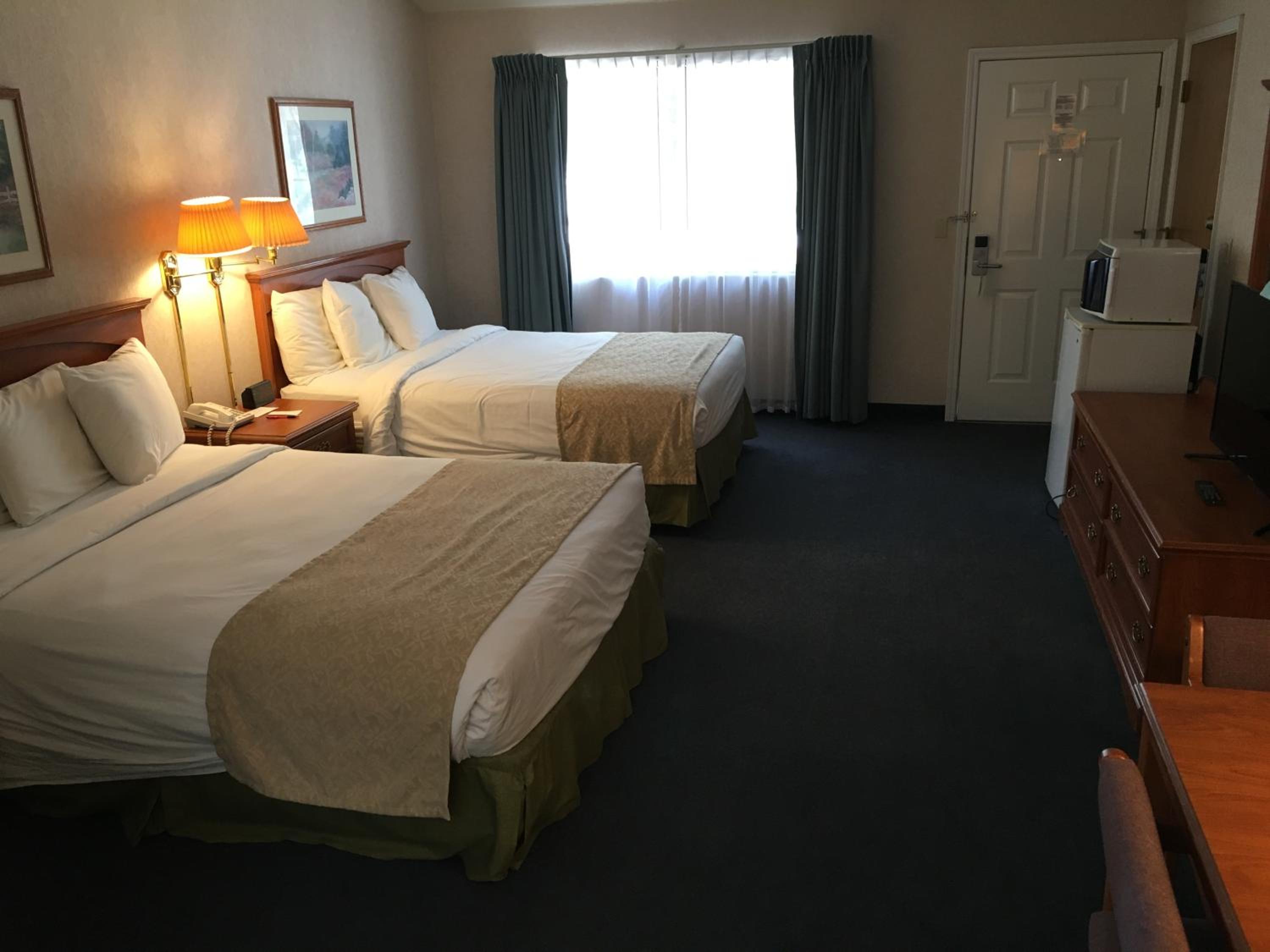 Queen Room with Two Queen Beds photo 3