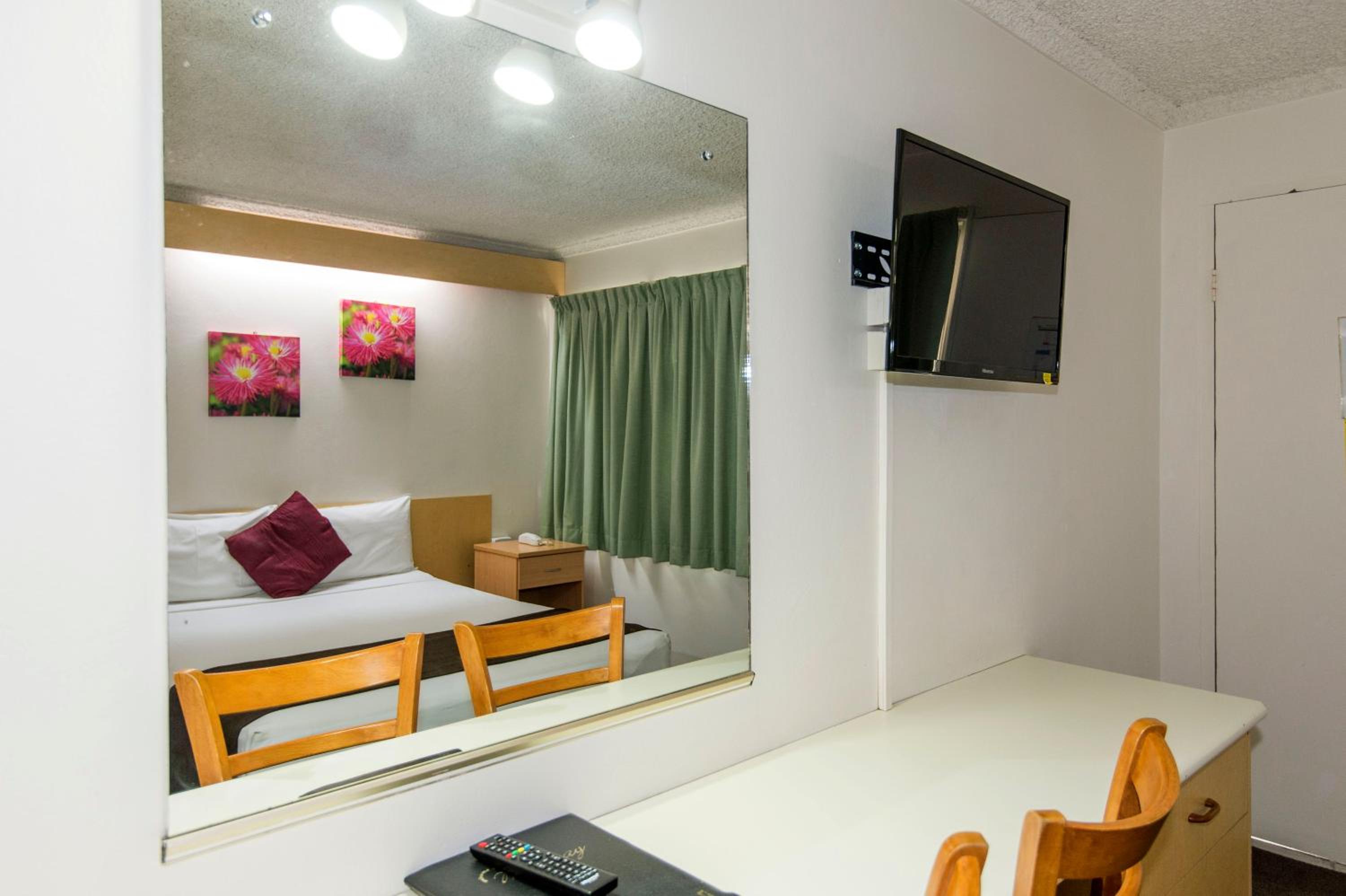 Economy Queen Room photo 2