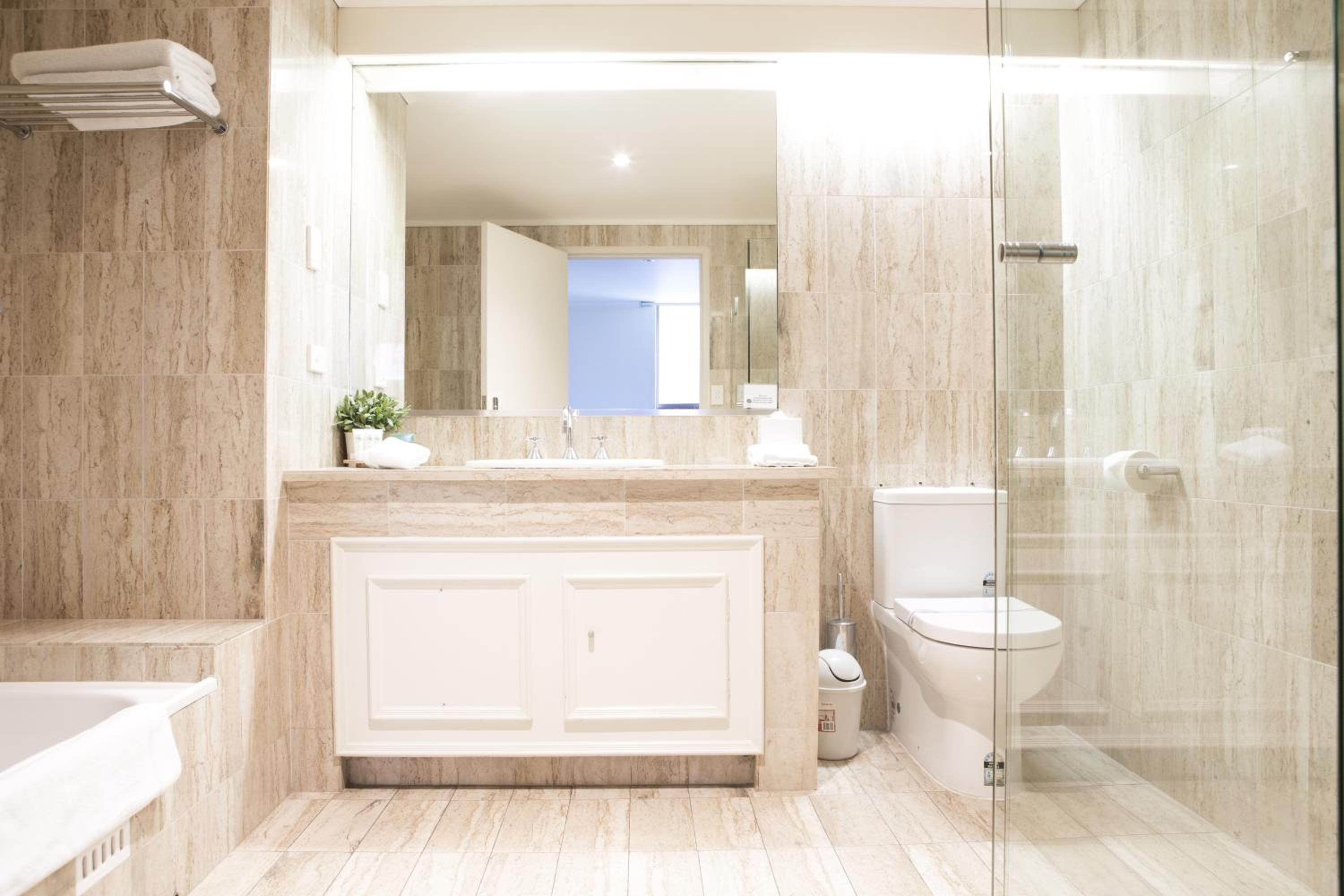 Executive Suite - Photo 2
