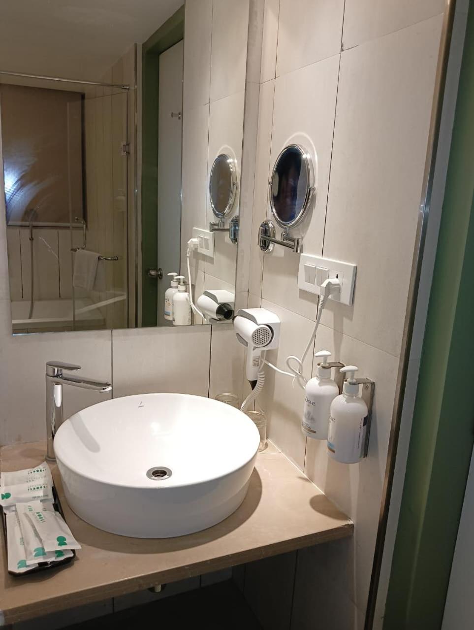 Deluxe Double Room with Bath - Photo 4