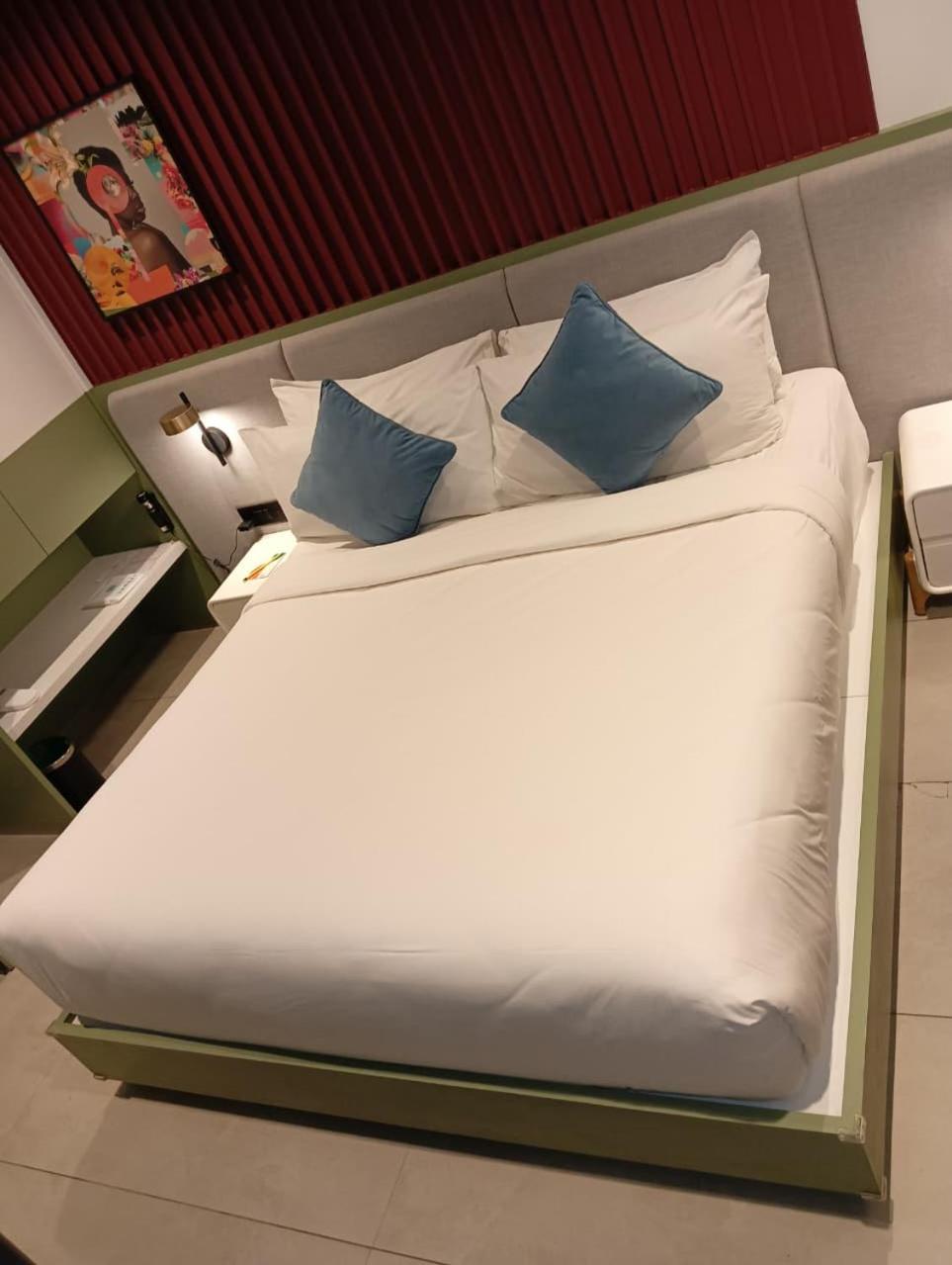 Deluxe Double Room with Bath - Photo 6
