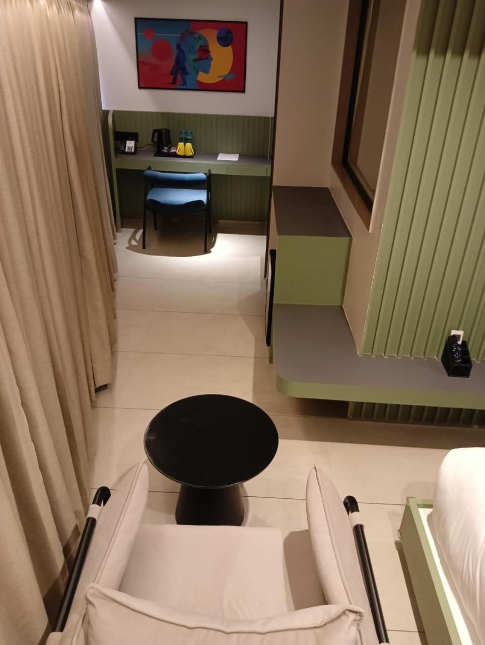 Deluxe Double Room with Bath - Photo 7