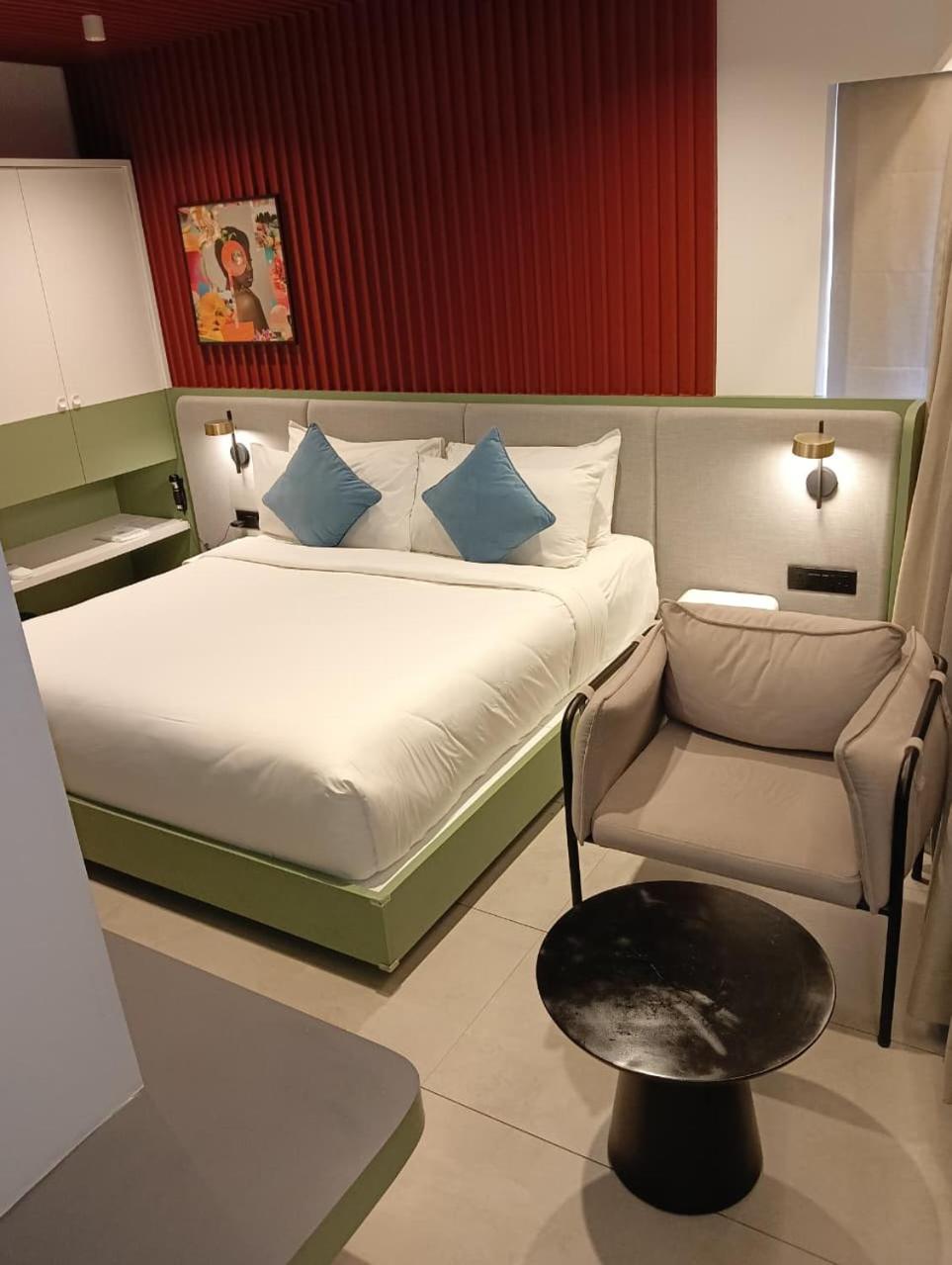 Deluxe Double Room with Bath - Photo 13