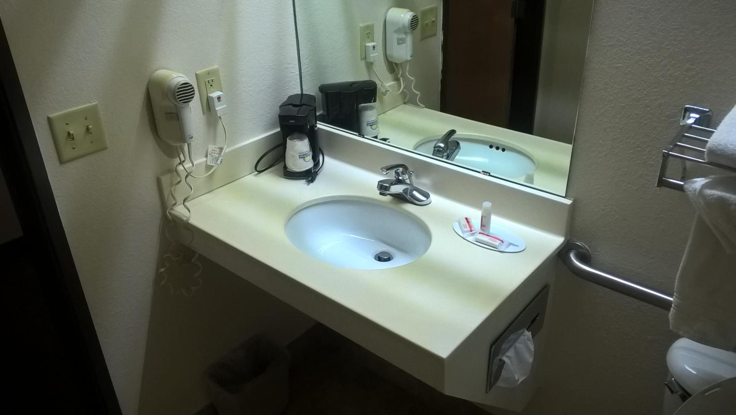 King Room with Bathtub with Grab Bars - Mobility Accessible/Non-Smoking - Photo 6