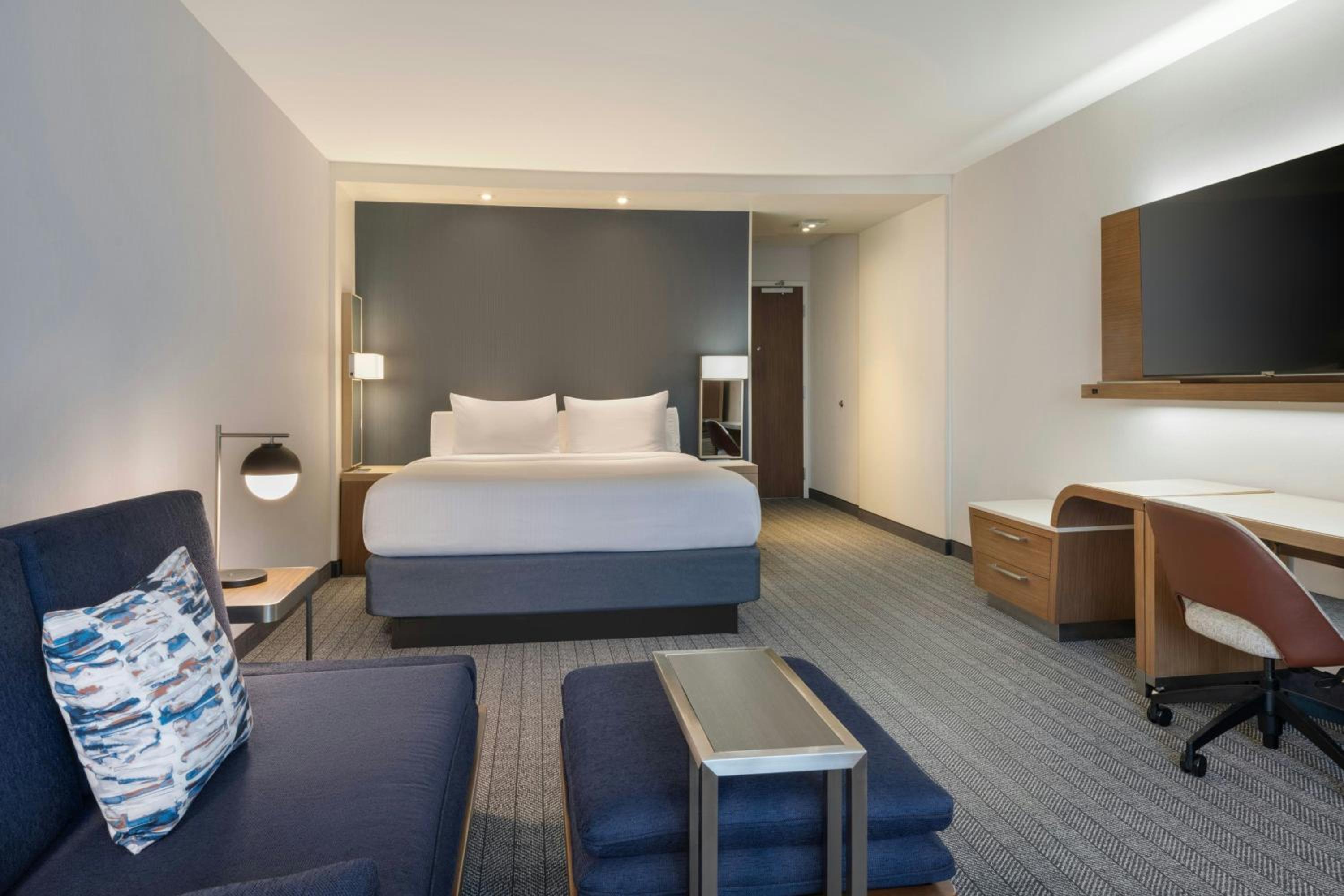 King Room with Bathtub and Sofa Bed - Mobility Access photo 1
