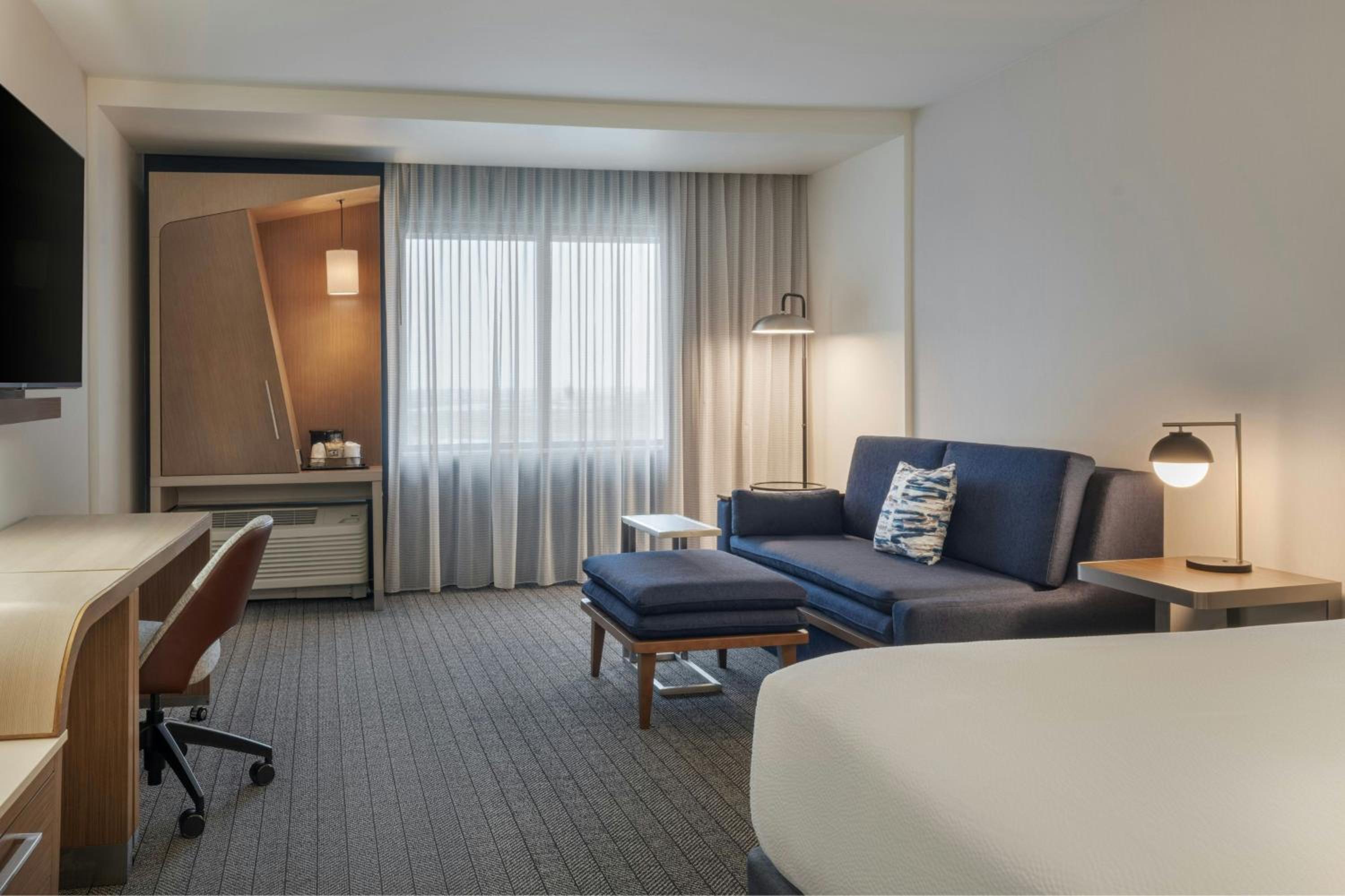 King Room with Bathtub and Sofa Bed - Mobility Access photo 2