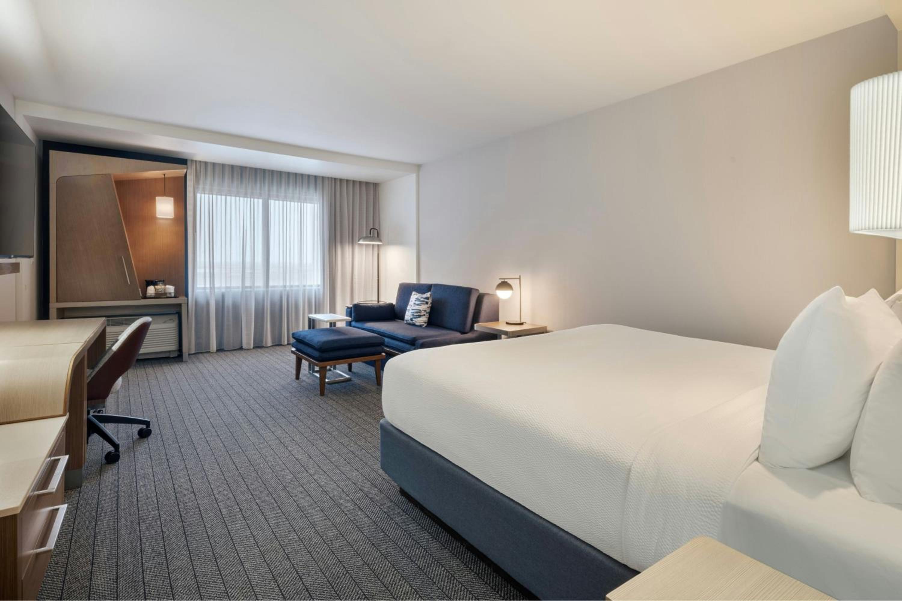 King Room with Bathtub and Sofa Bed - Mobility Access photo 3