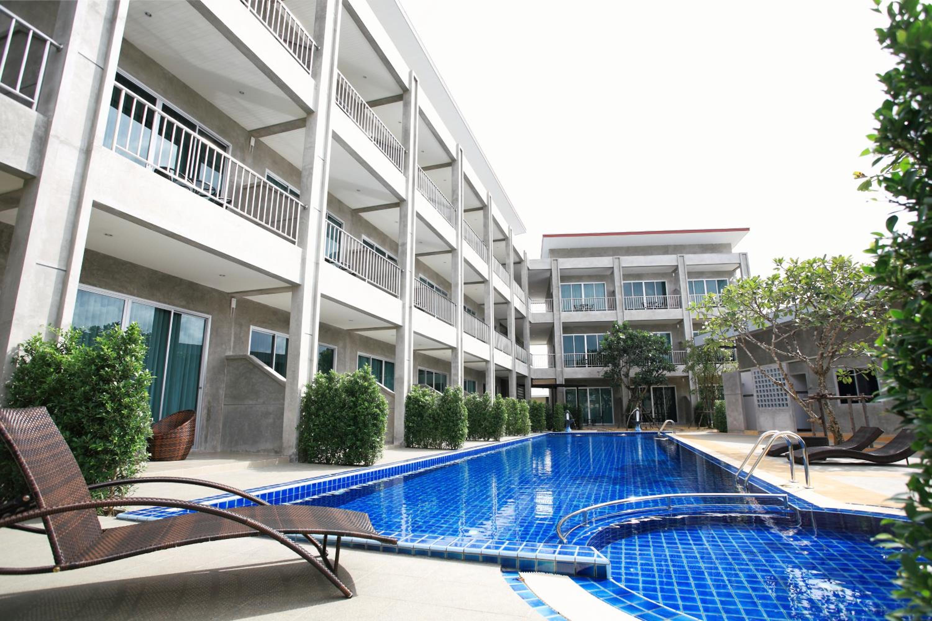 Deluxe Pool Access - Photo 2