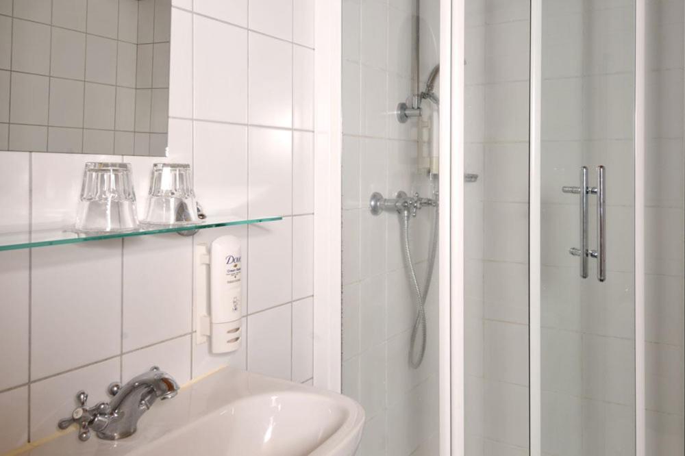 Double or Twin Room - Photo 11
