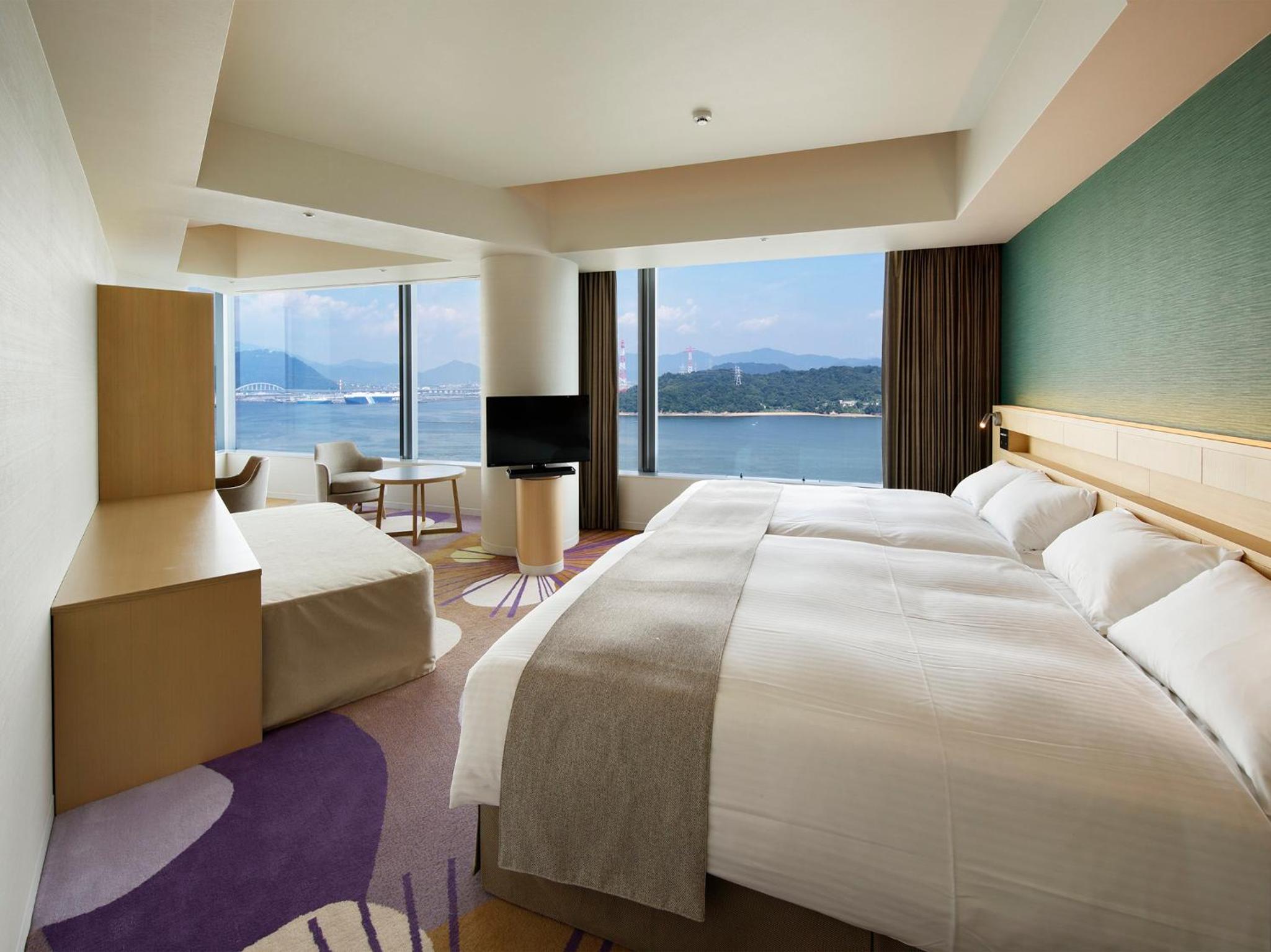 G7 Club Floor Luxury Room with View bath - Non-Smoking - Photo 1