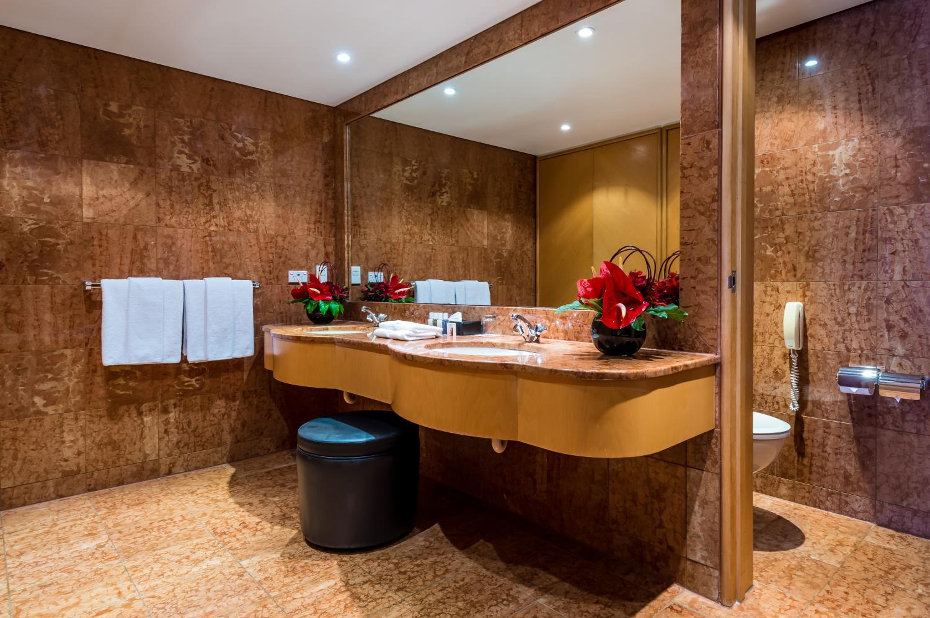 M Suite with Club Access - Photo 8