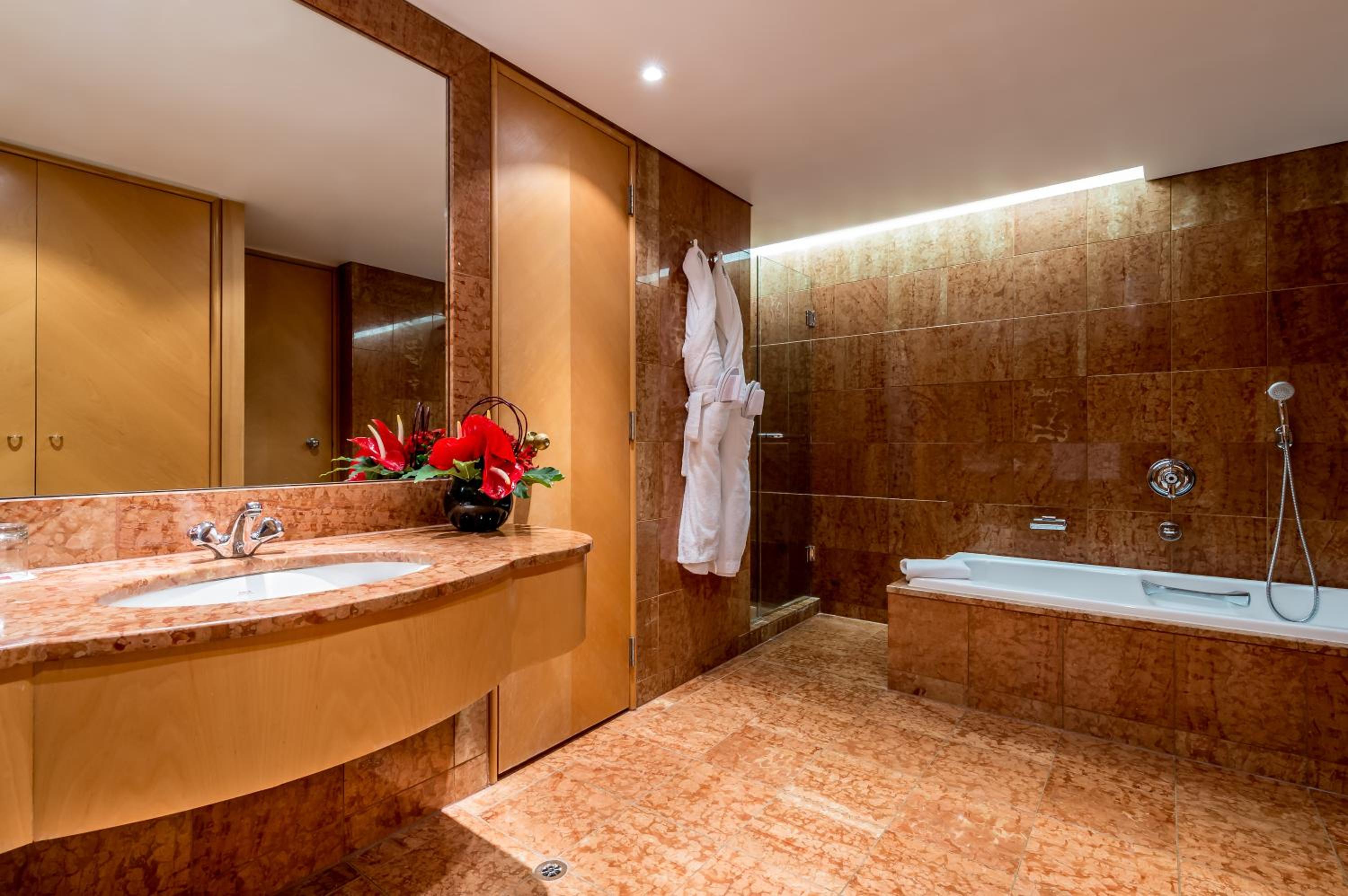 M Suite with Club Access - Photo 2