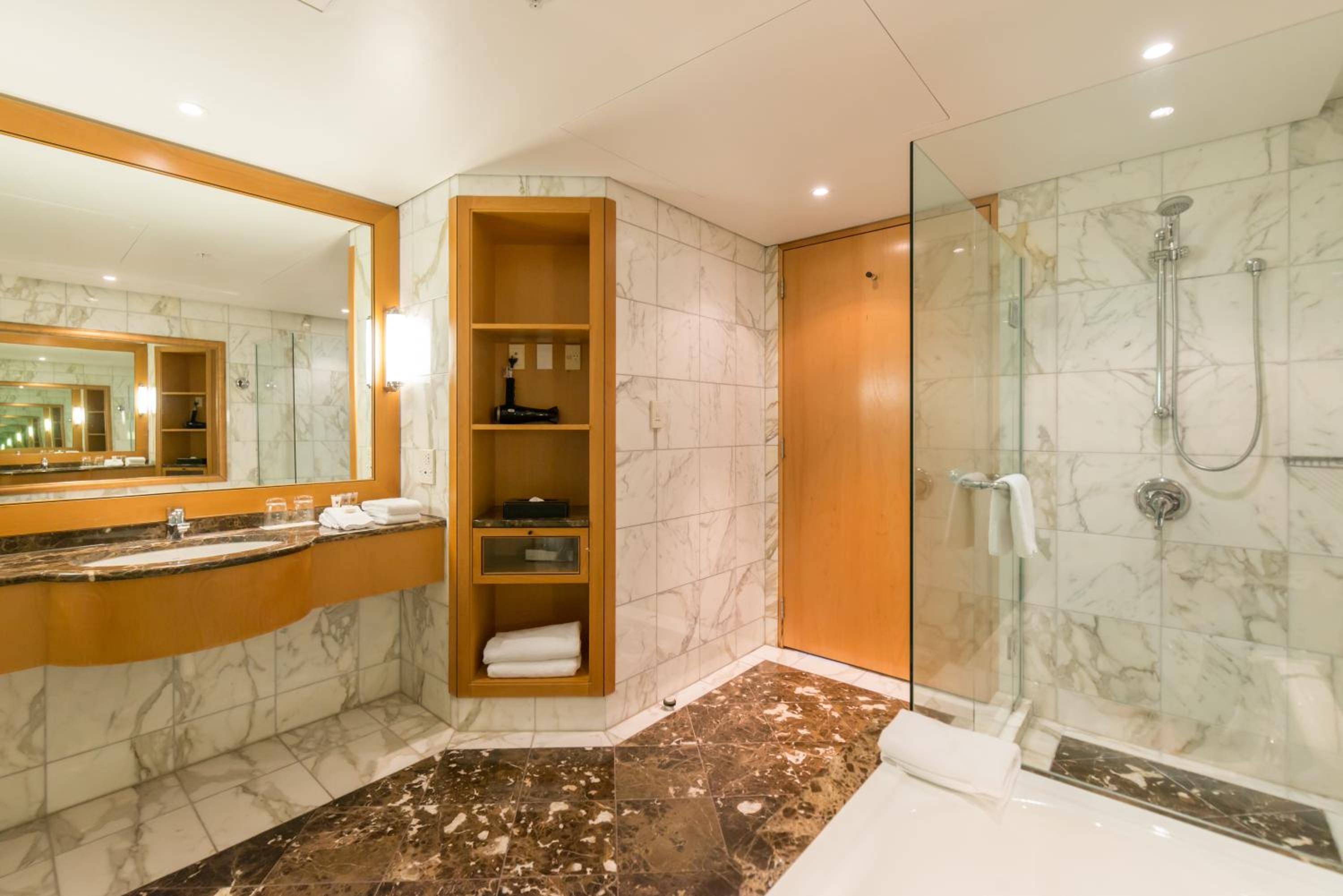 Junior King Suite with Balcony and Club Lounge Access - Photo 3