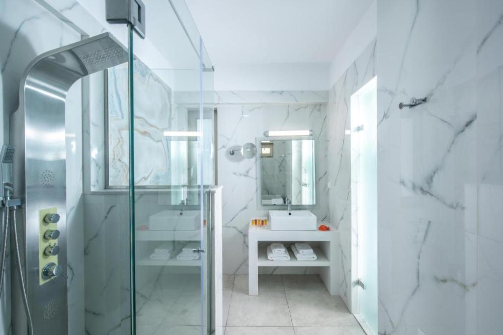 Deluxe Double or Twin Room with Sea View - Photo 4