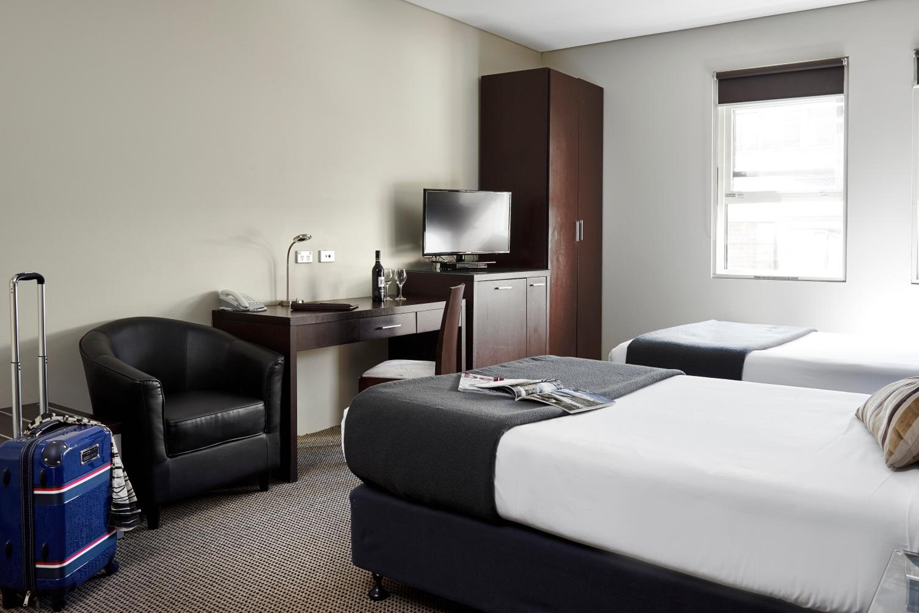 Superior Twin Room thumbnail 6