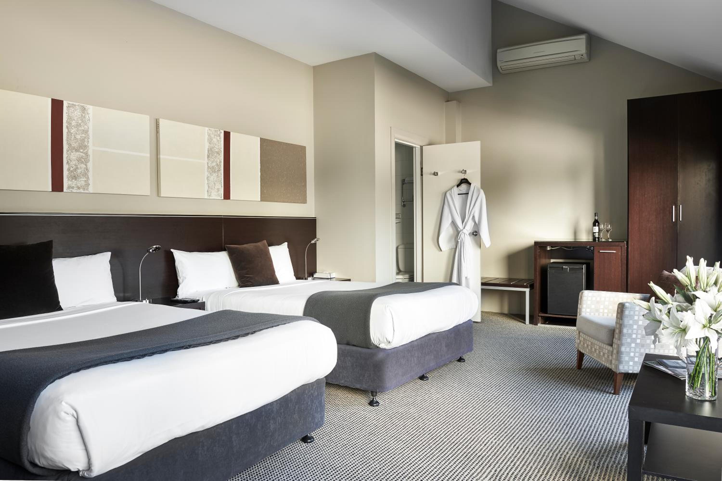 Superior Twin Room thumbnail 5