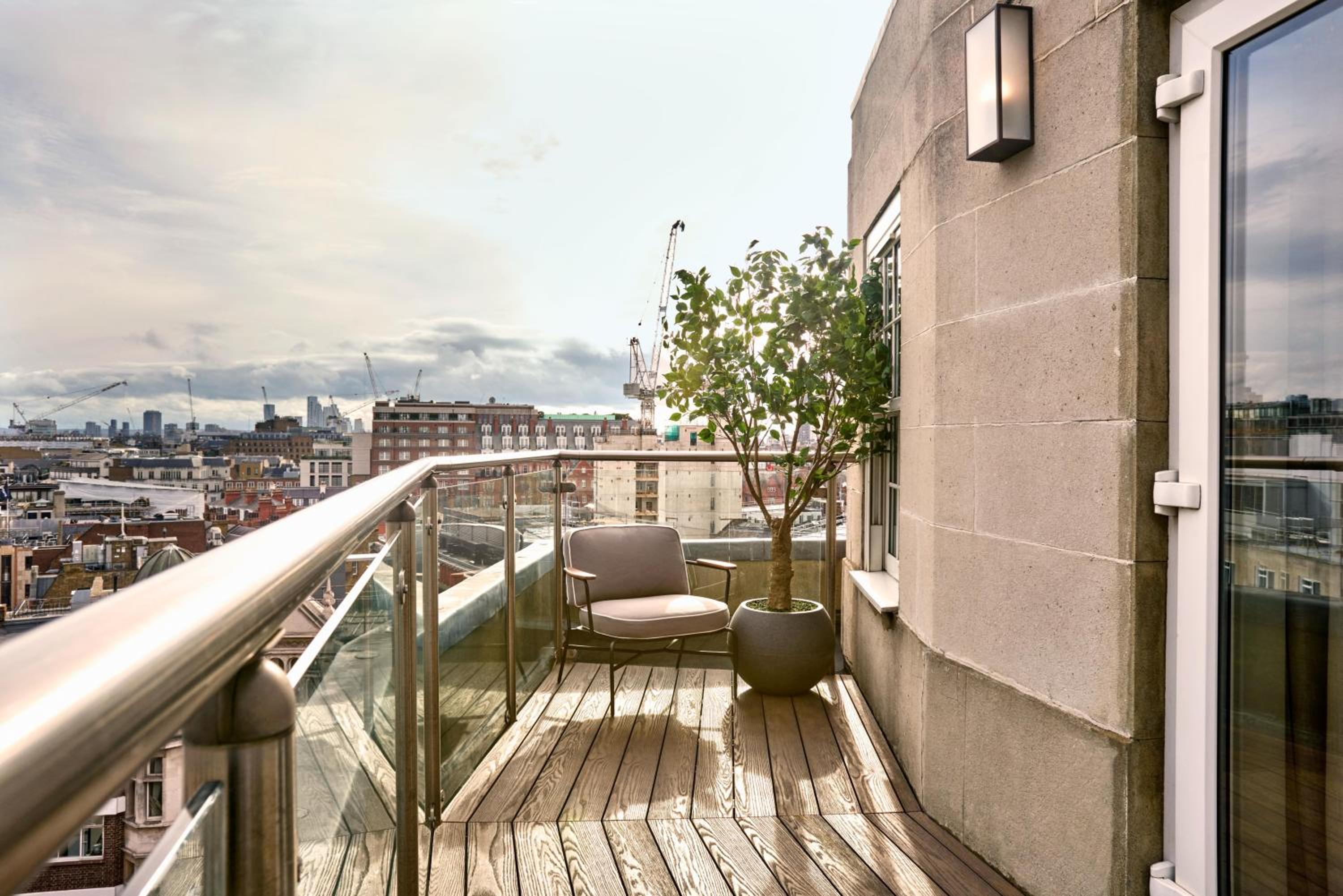 One Bedroom Suite with Terrace - City View photo 2
