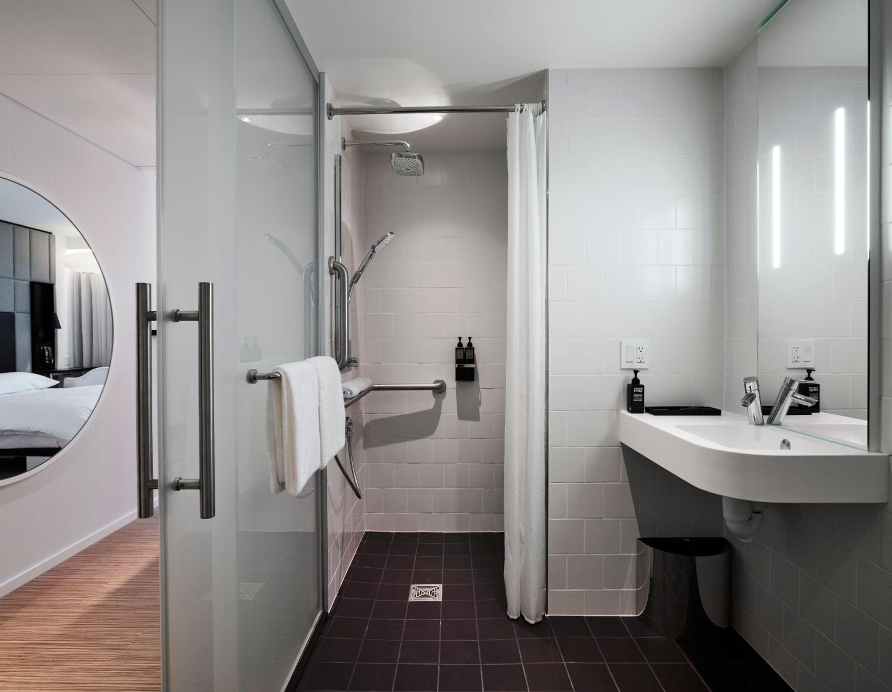 King Room - Accessible photo 2