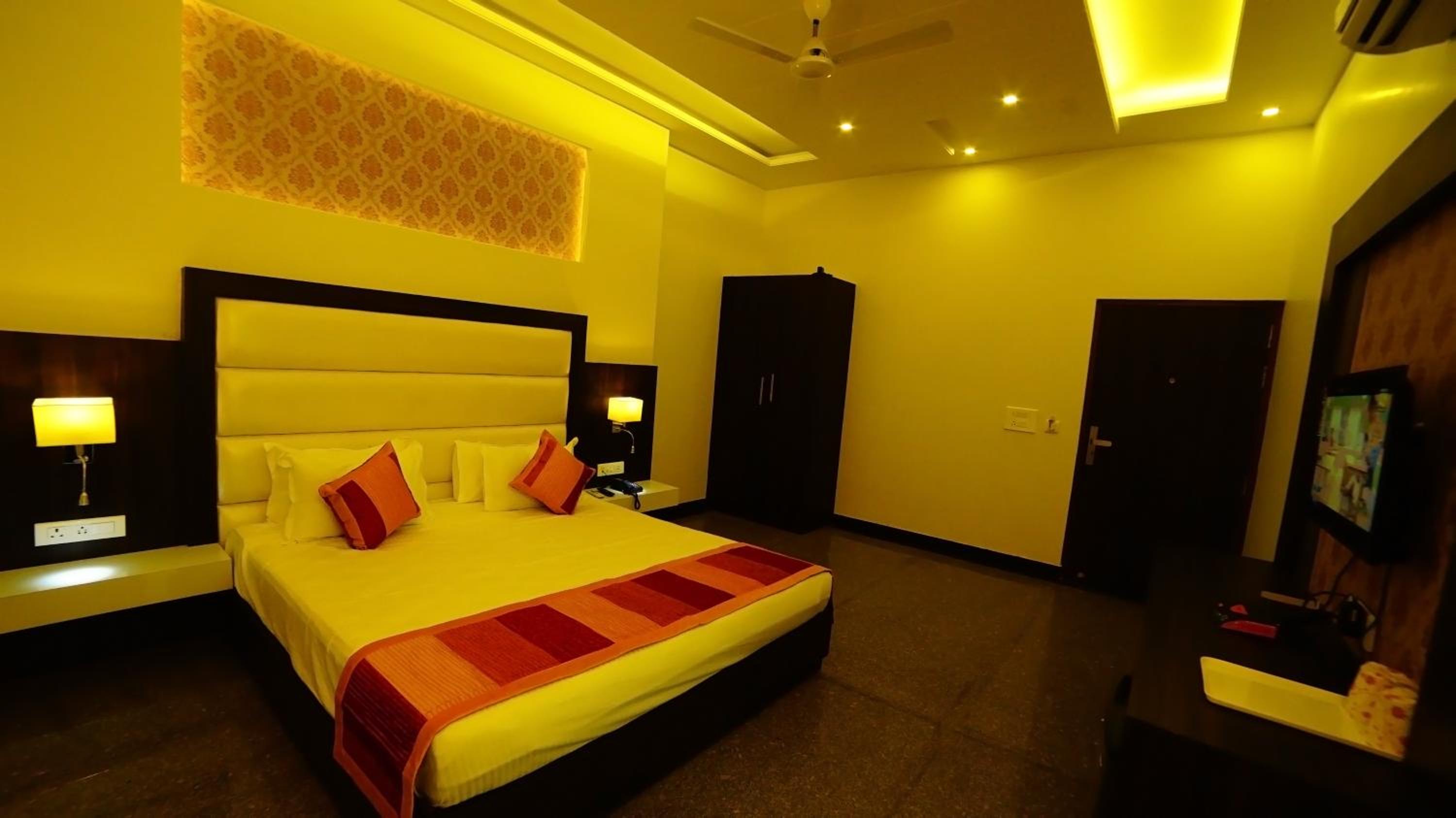 Deluxe Room - Photo 8