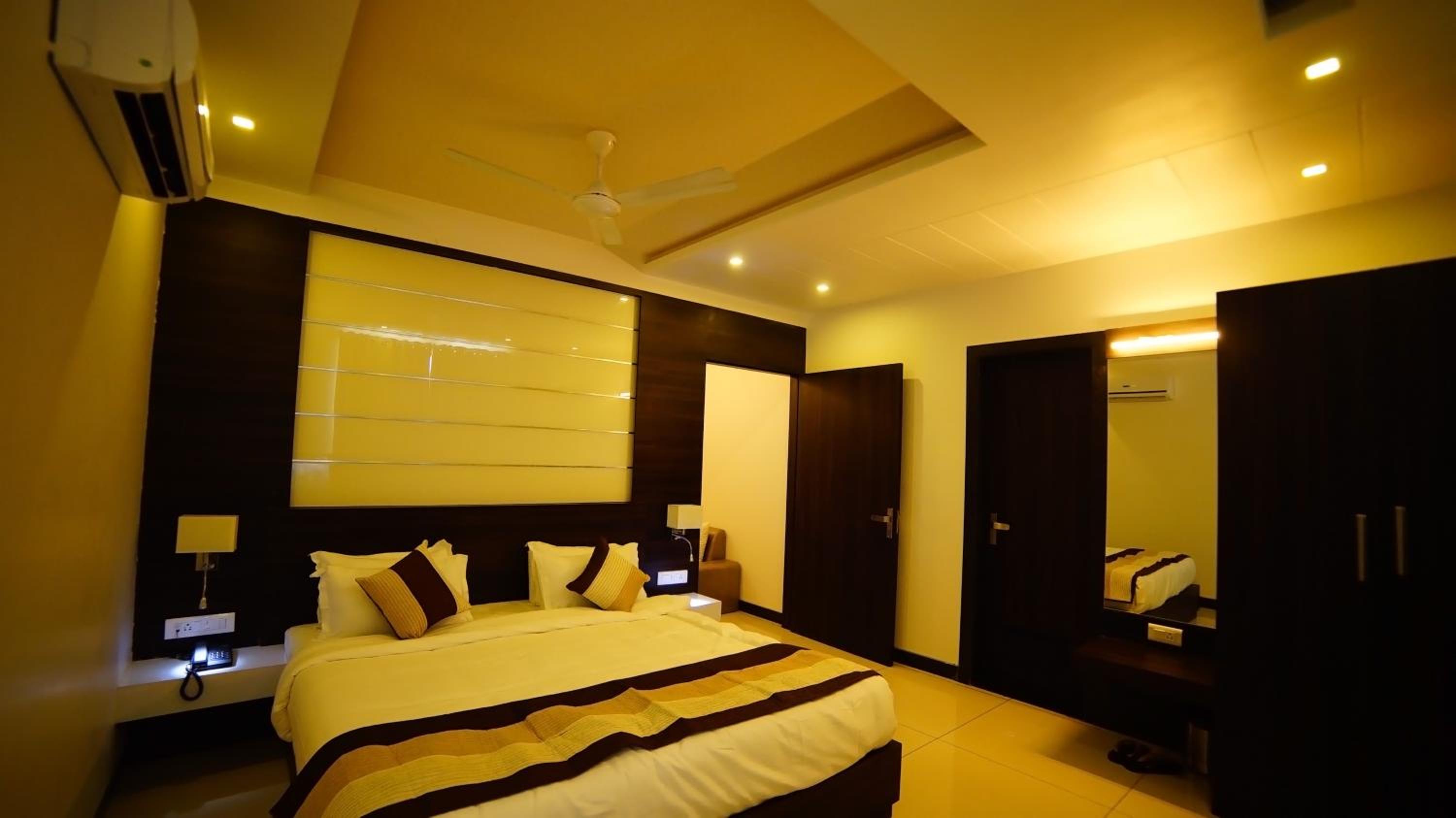 Executive Suite - Photo 4