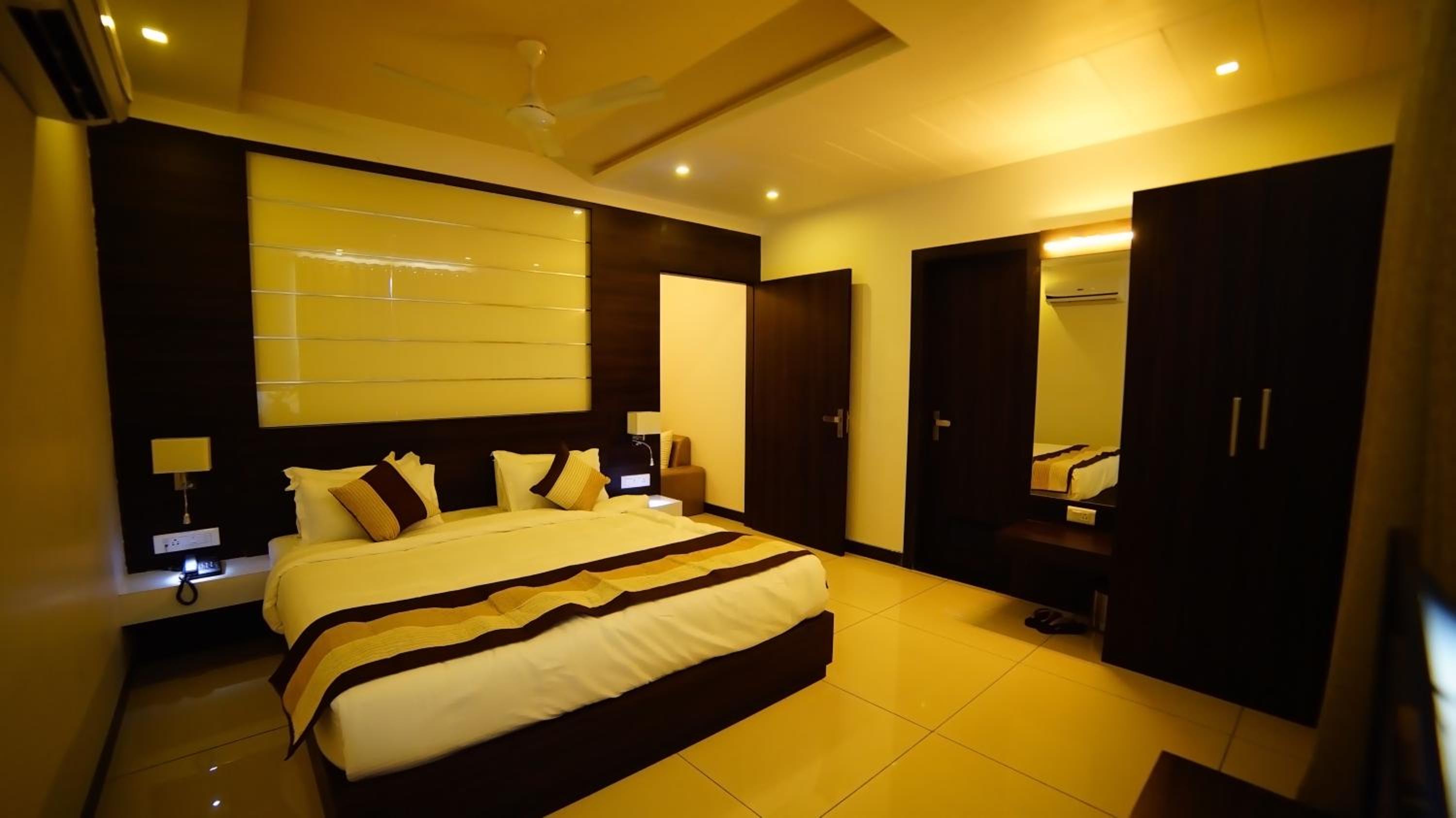 Executive Suite - Photo 3