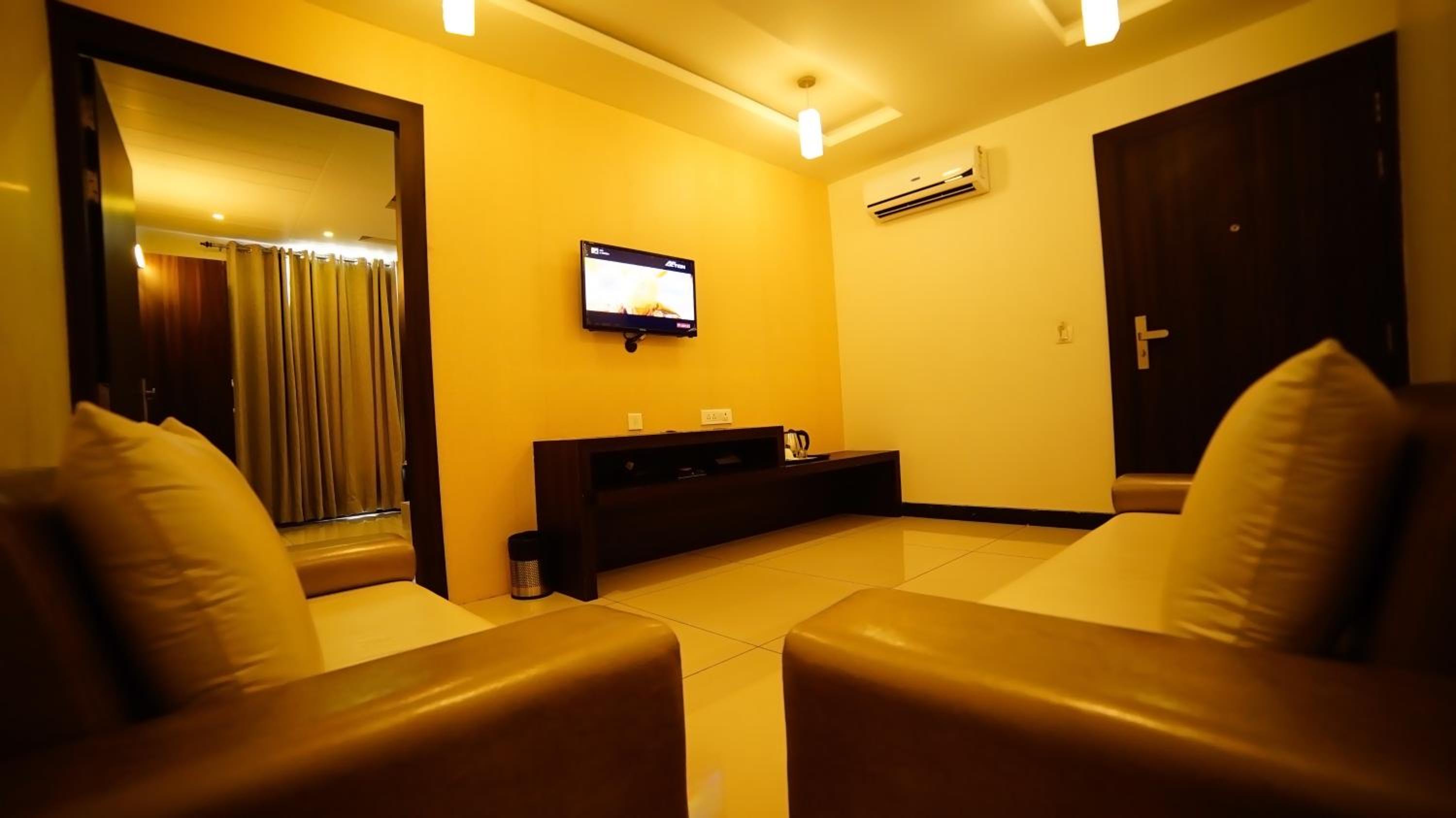 Executive Suite - Photo 2