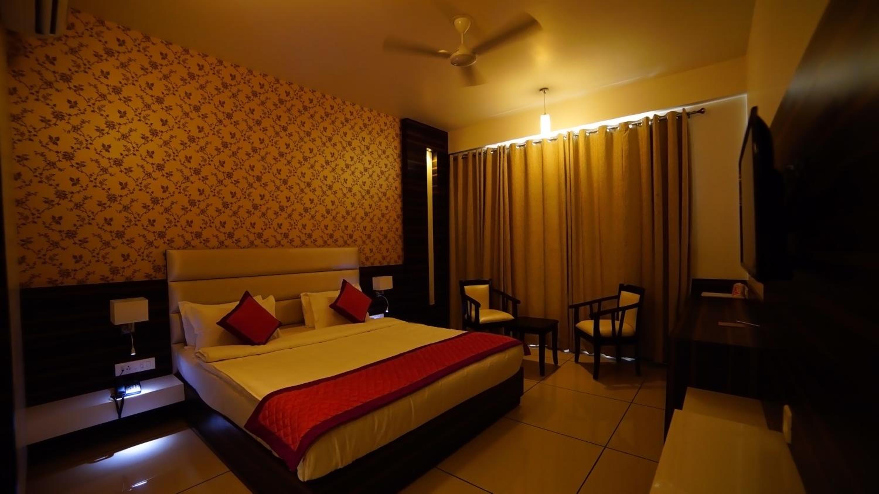 Deluxe Room - Photo 7