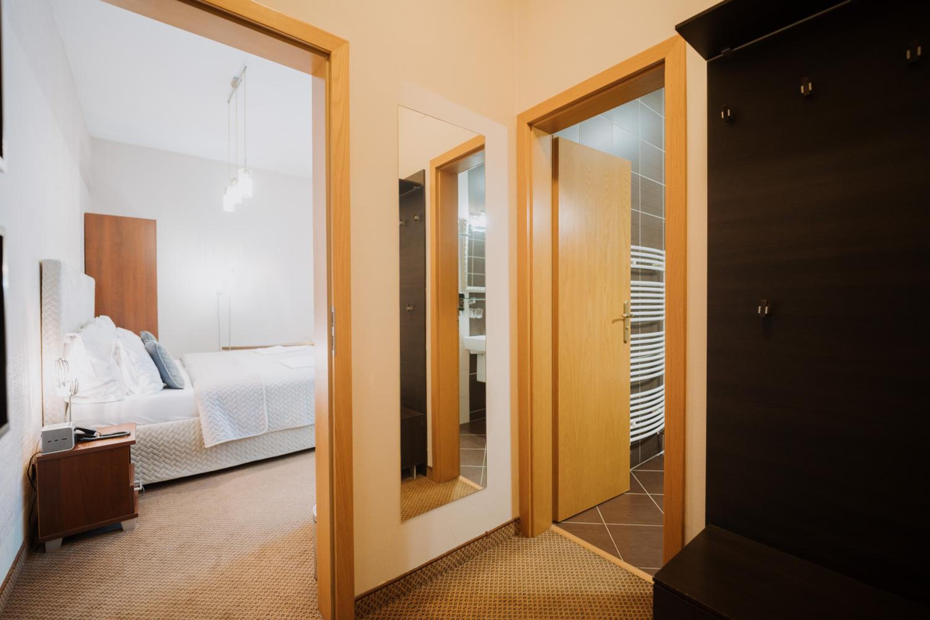 Deluxe Double Room with Bath photo 2