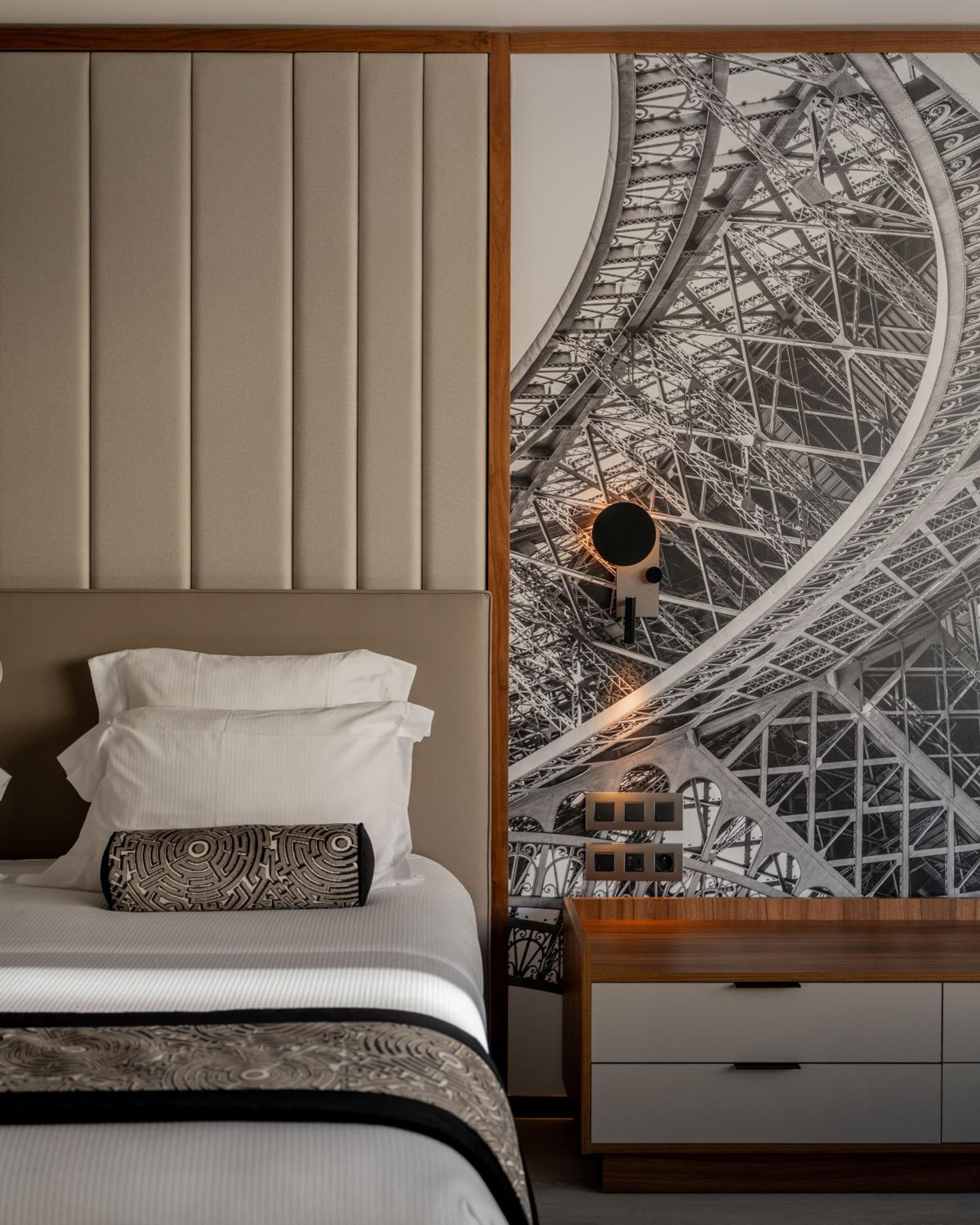 La Clef Tour Eiffel Paris by The Crest Collection bedroom photo