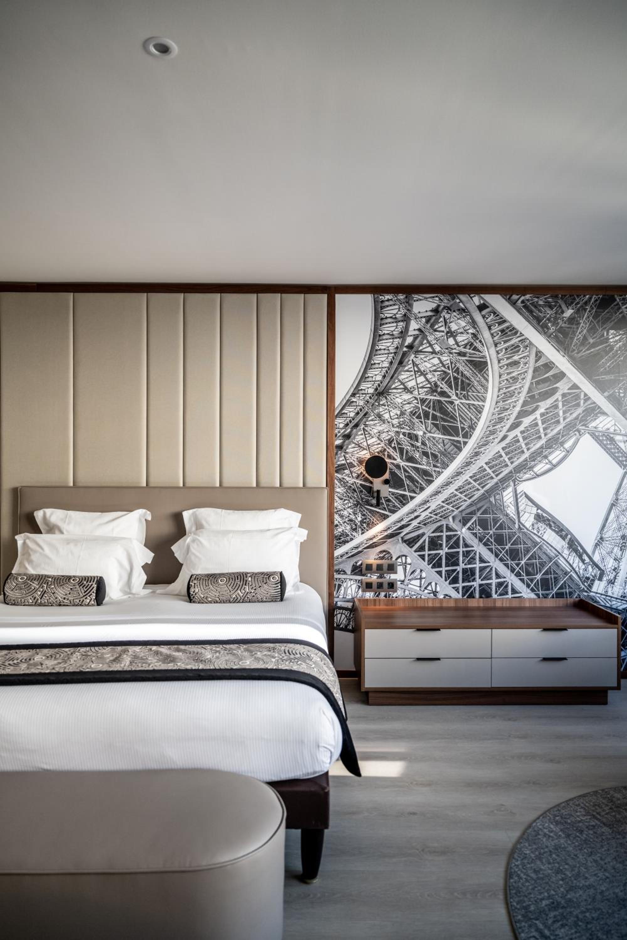La Clef Tour Eiffel Paris by The Crest Collection bedroom photo