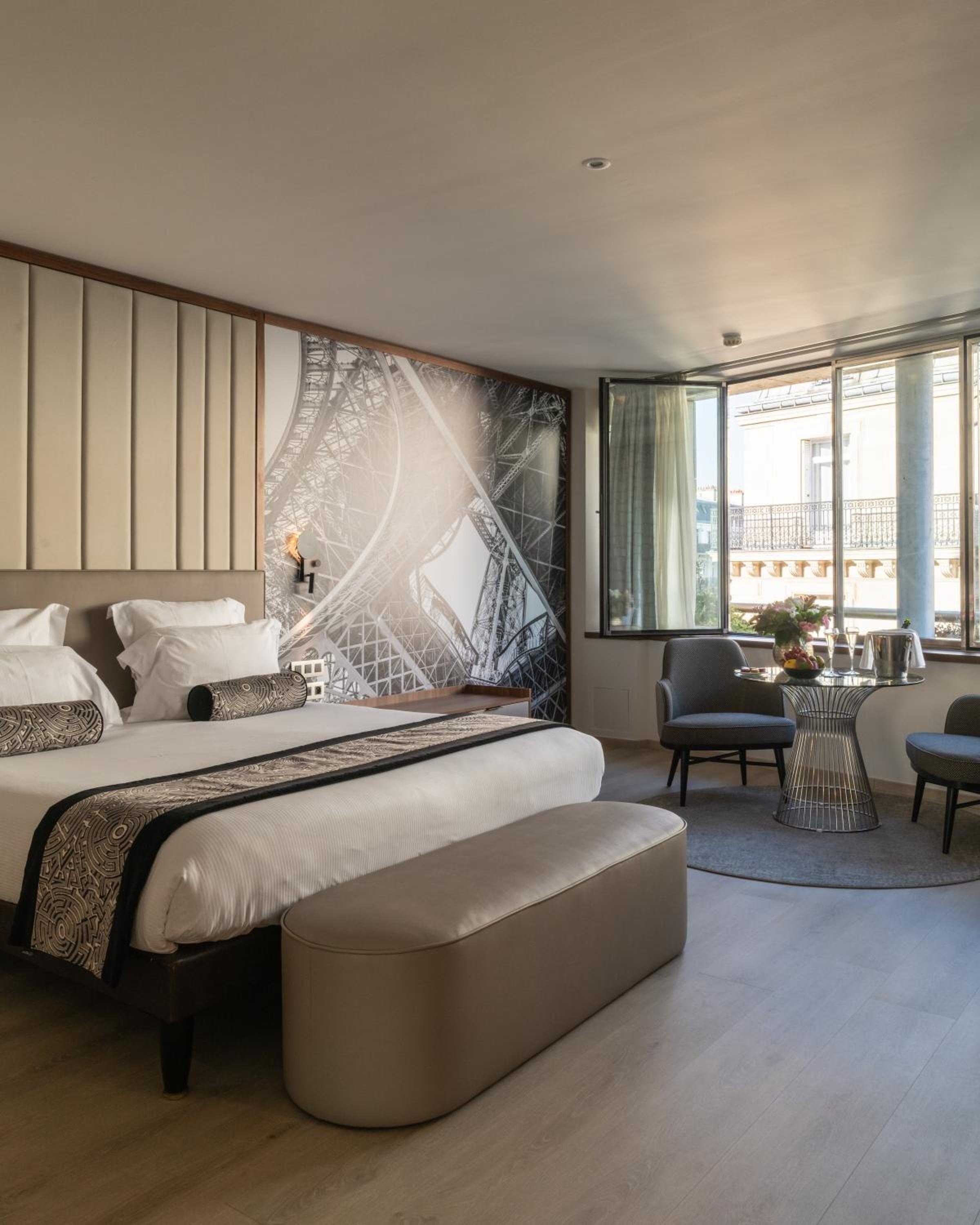La Clef Tour Eiffel Paris by The Crest Collection bedroom photo