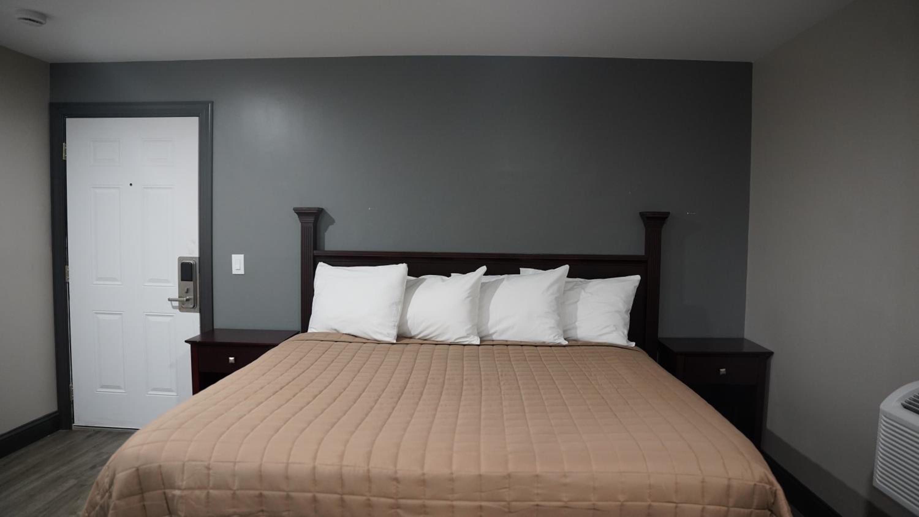 King Room - Non-Smoking photo 3