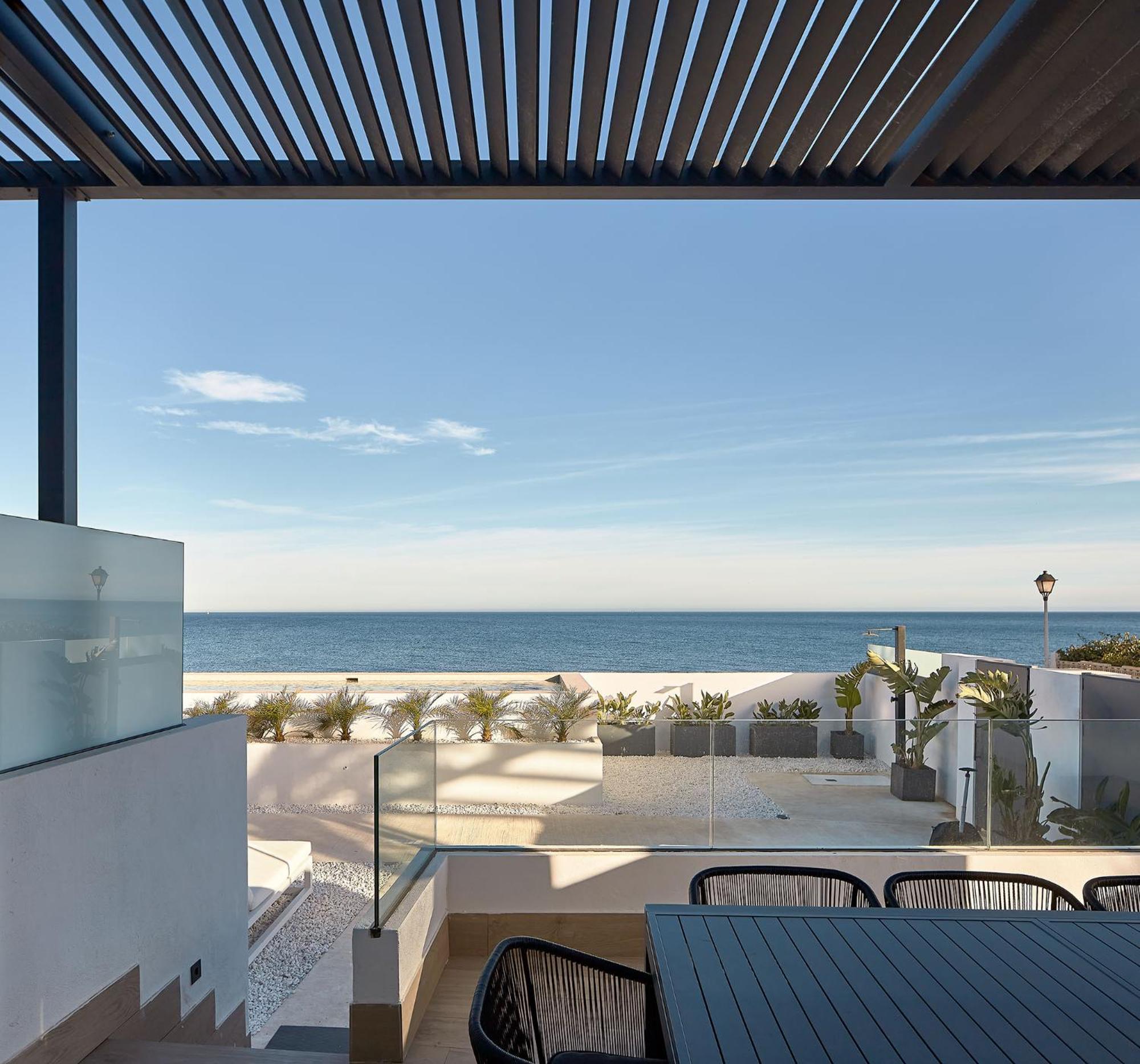 Casa de 4 dormitorios con vista mar y piscina climatizada.