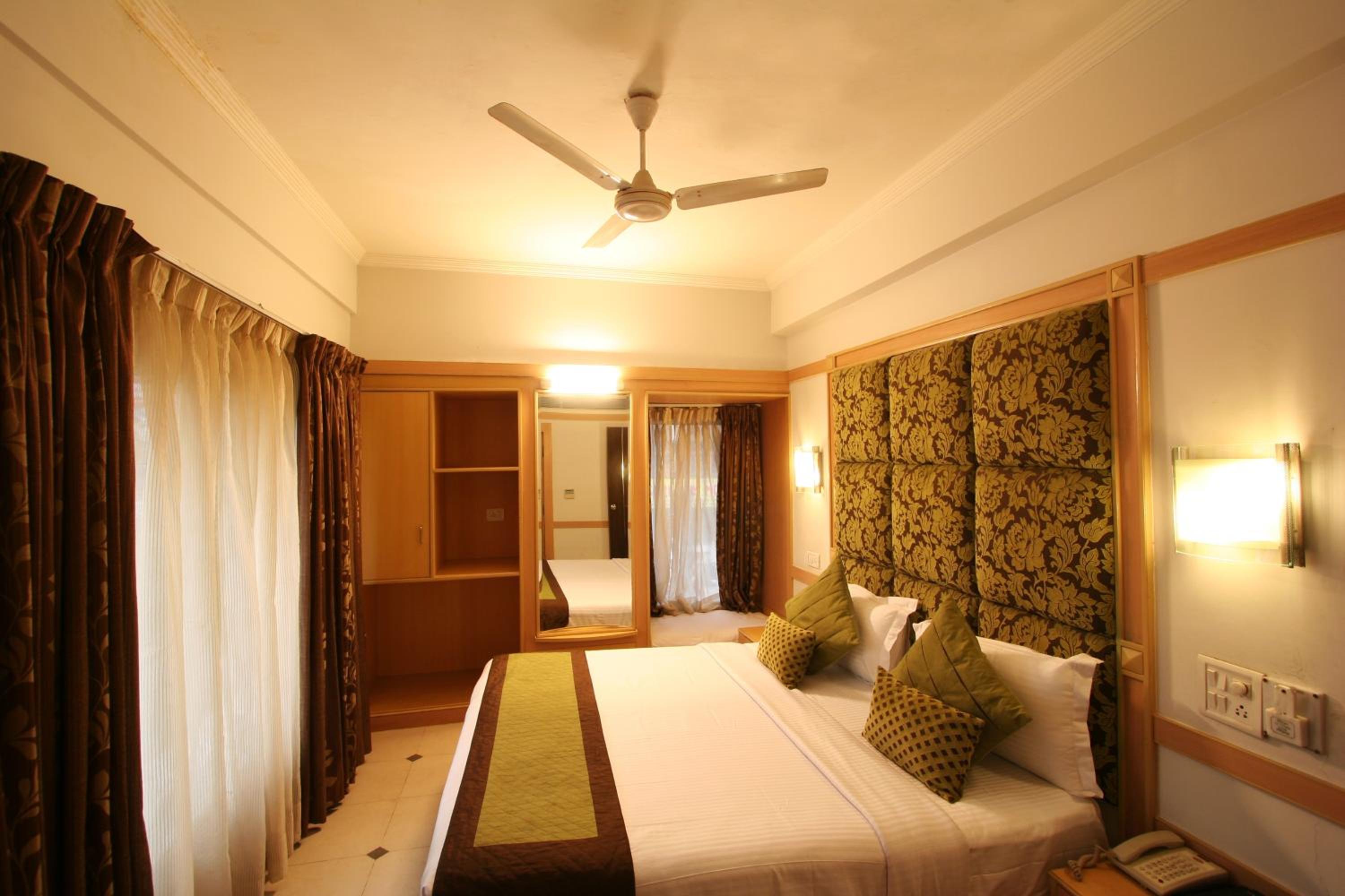 Deluxe Room ( annexure building ) - Photo 8