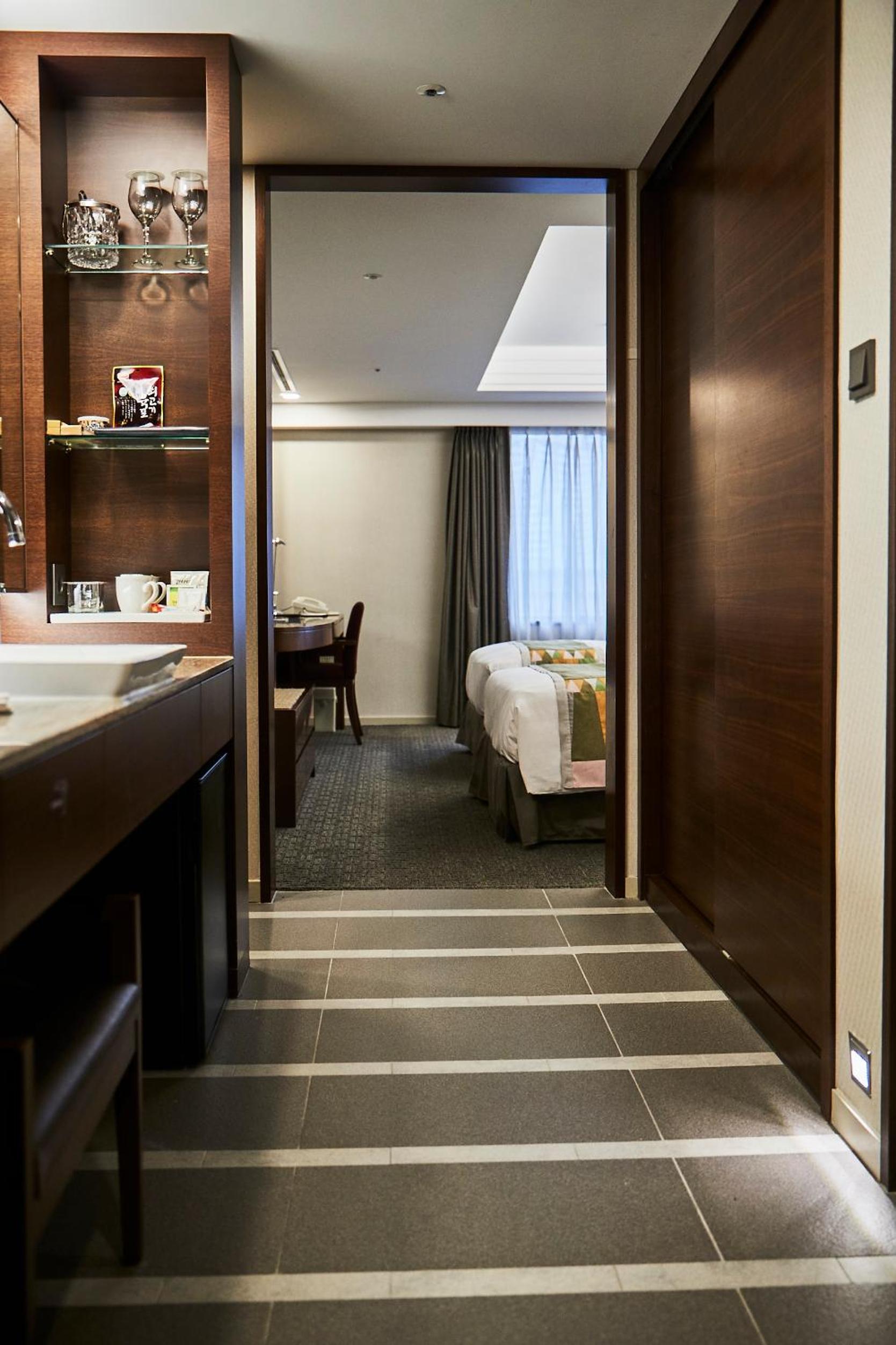 Standard Twin Room with Bath - Photo 3