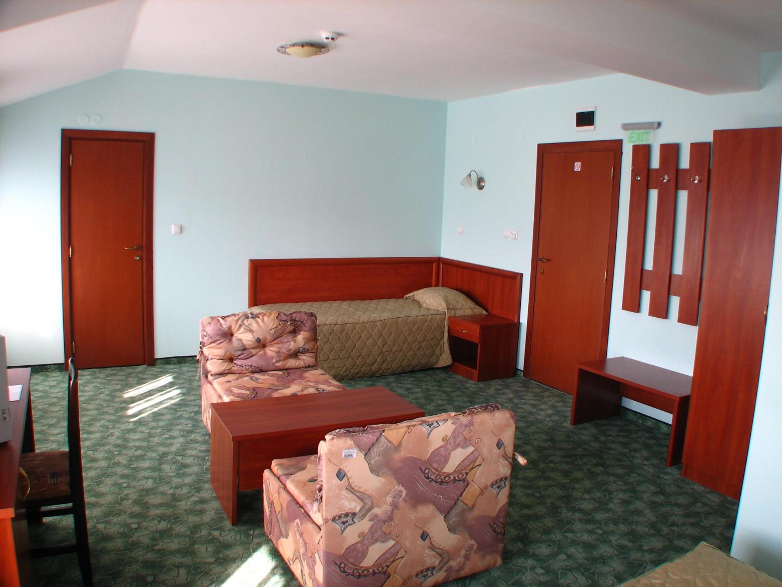Family Room (3 Adults + 1 Child)