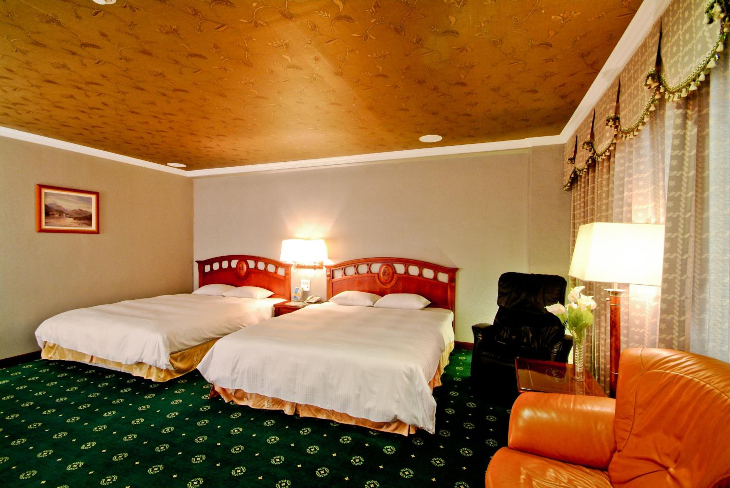 Quadruple Room thumbnail 5