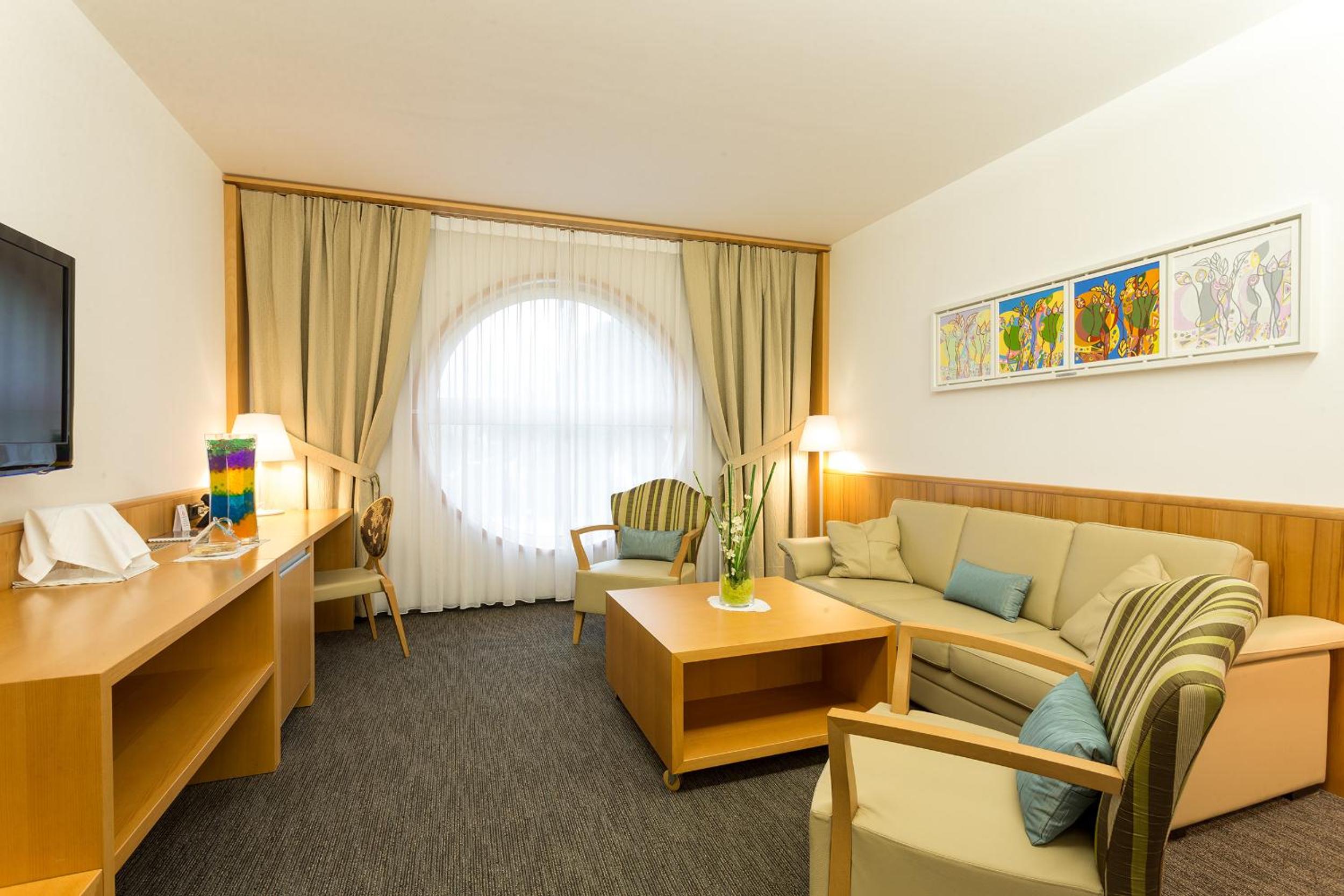 Suite - Photo 1