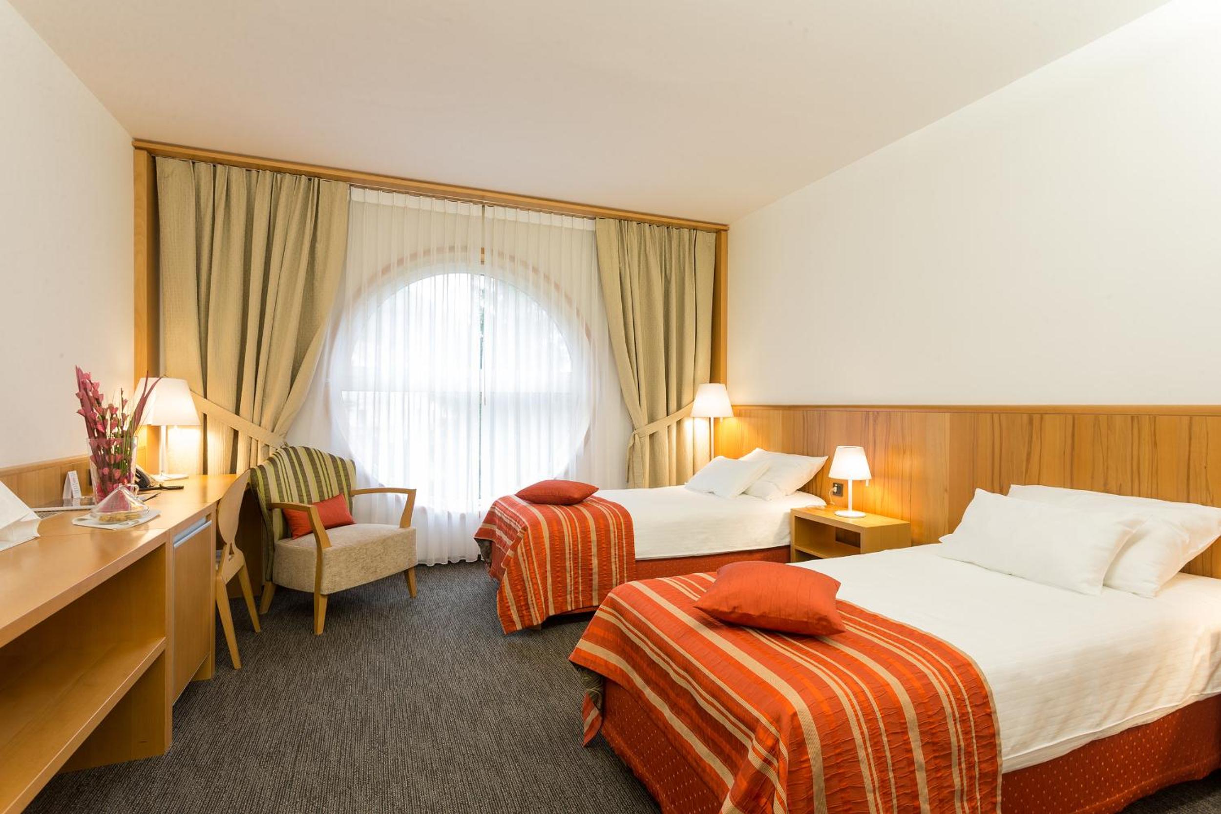 Double or Twin Room - Photo 8